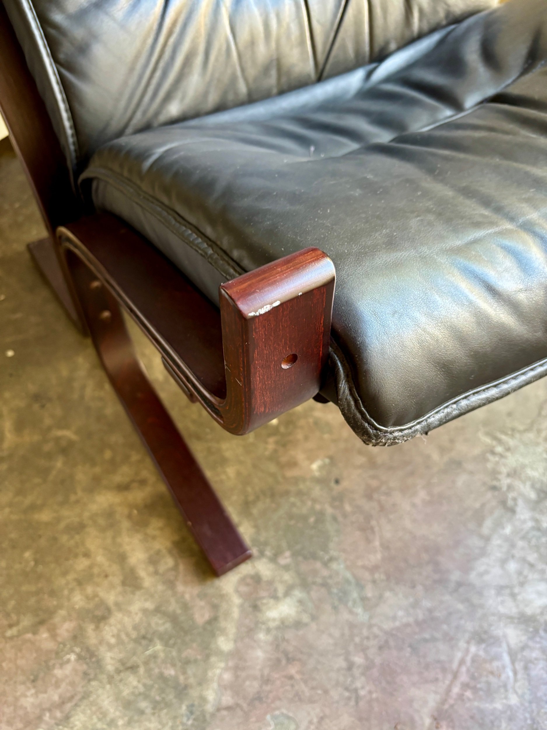 fauteuil-chauffeuse-siesta-ingmar-relling-westnofe-1960-bois-fonce-similicuir-noir-assise-vintage-axs-design-paris-france