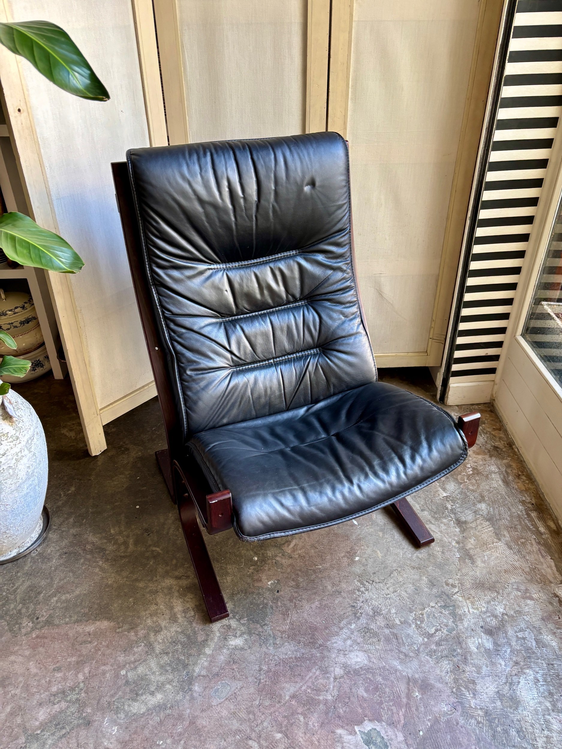 fauteuil-chauffeuse-siesta-ingmar-relling-westnofe-1960-bois-fonce-similicuir-noir-assise-vintage-axs-design-paris-france