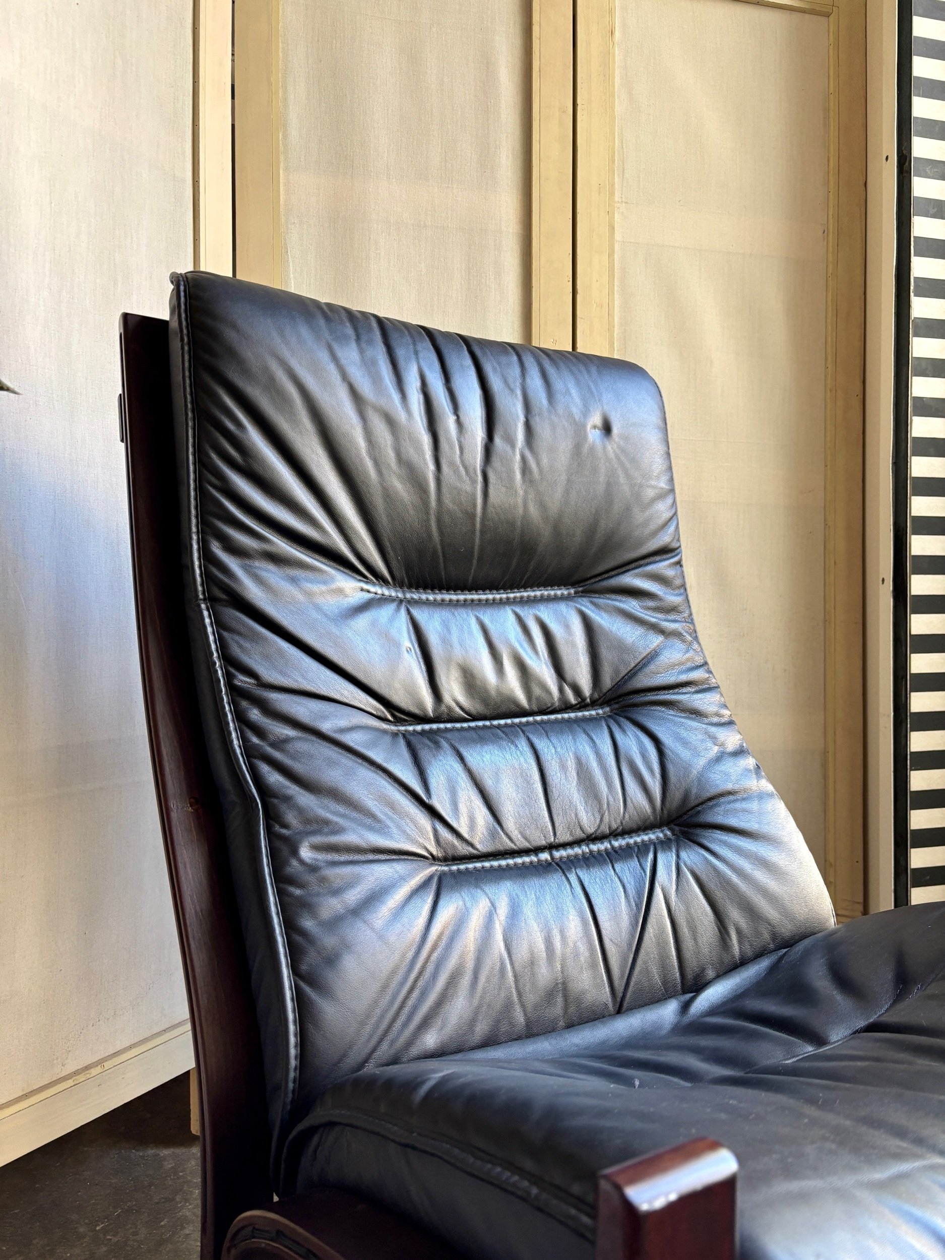 fauteuil-chauffeuse-siesta-ingmar-relling-westnofe-1960-bois-fonce-similicuir-noir-assise-vintage-axs-design-paris-france