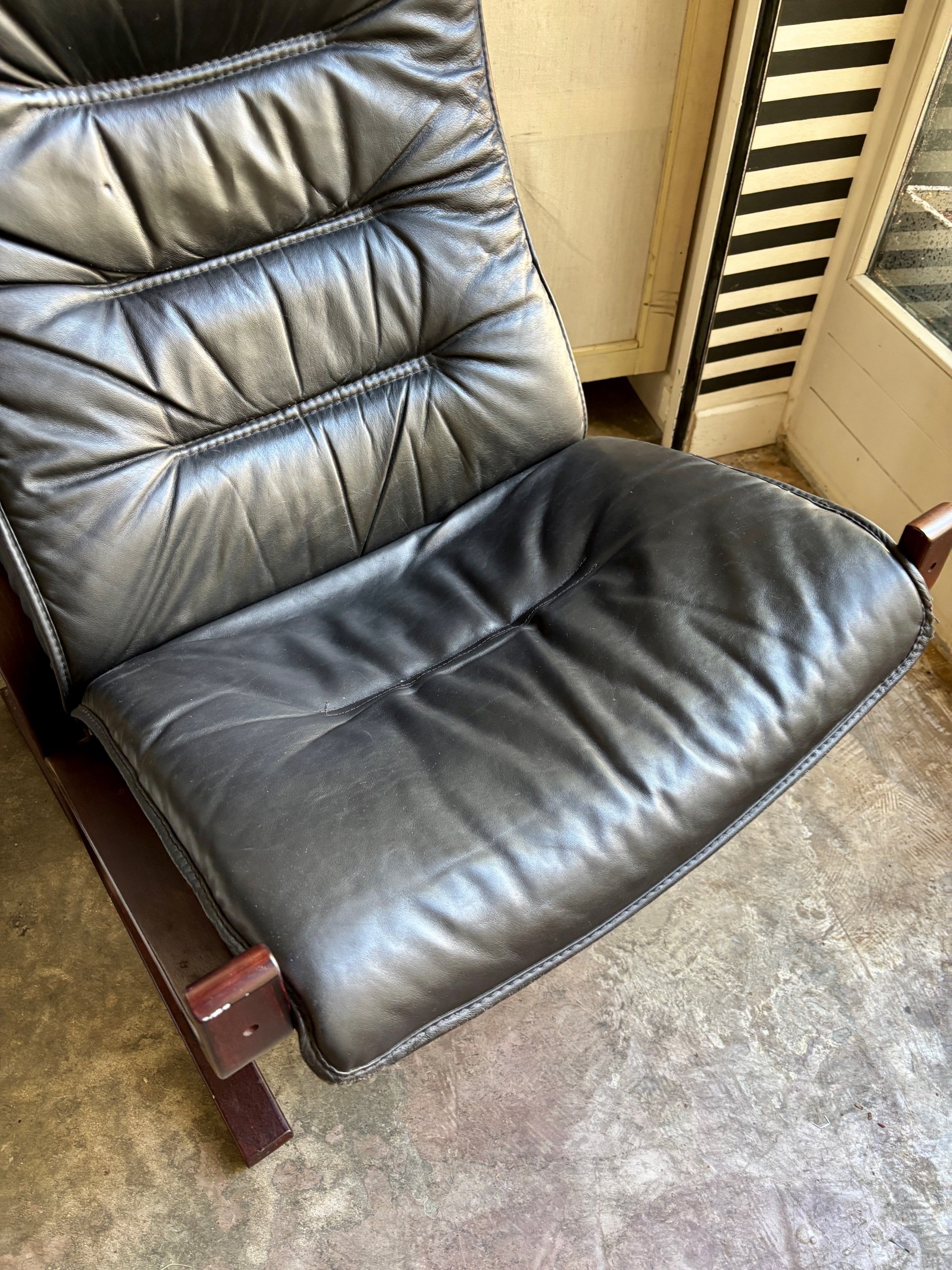 fauteuil-chauffeuse-siesta-ingmar-relling-westnofe-1960-bois-fonce-similicuir-noir-assise-vintage-axs-design-paris-france