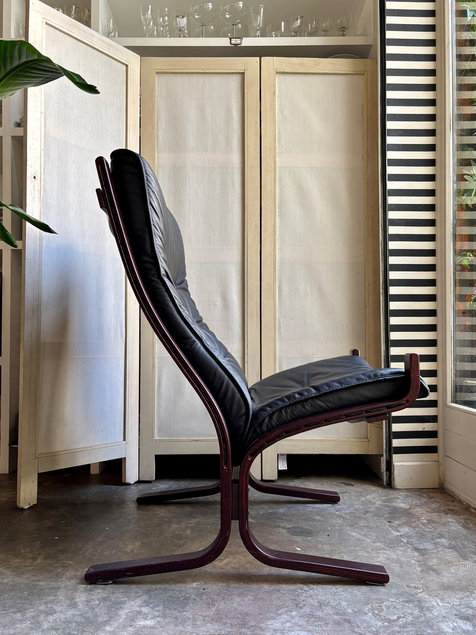 fauteuil-chauffeuse-siesta-ingmar-relling-westnofe-1960-bois-fonce-similicuir-noir-assise-vintage-axs-design-paris-france