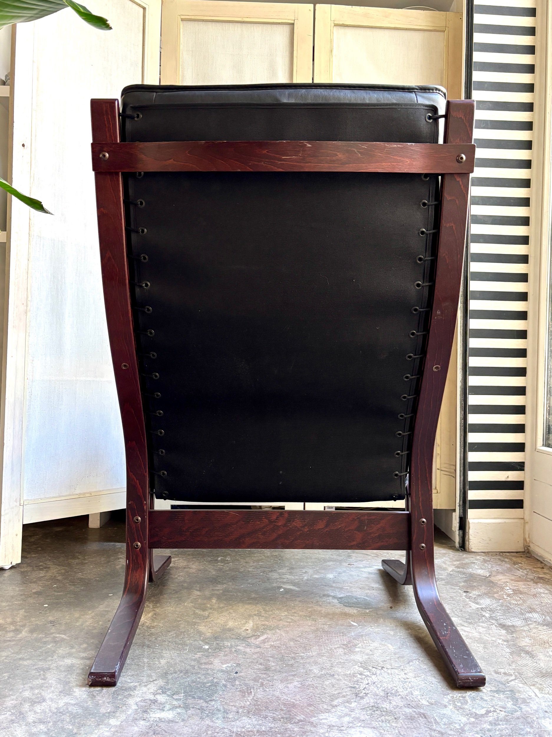 fauteuil-chauffeuse-siesta-ingmar-relling-westnofe-1960-bois-fonce-similicuir-noir-assise-vintage-axs-design-paris-france