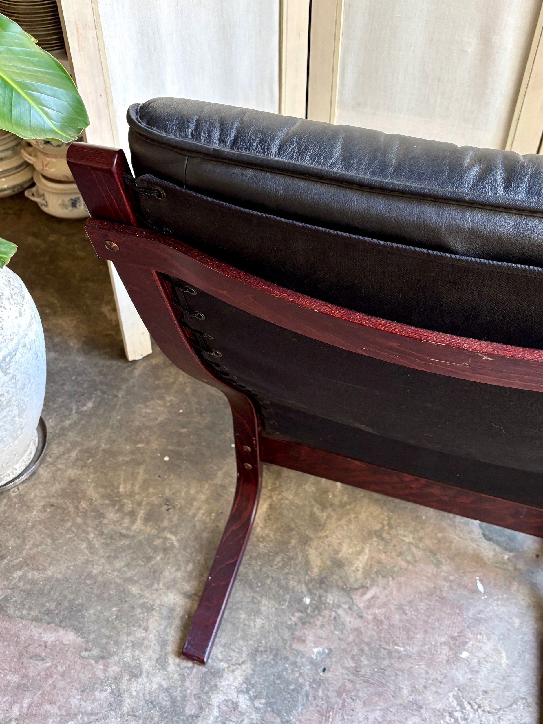 fauteuil-chauffeuse-siesta-ingmar-relling-westnofe-1960-bois-fonce-similicuir-noir-assise-vintage-axs-design-paris-france