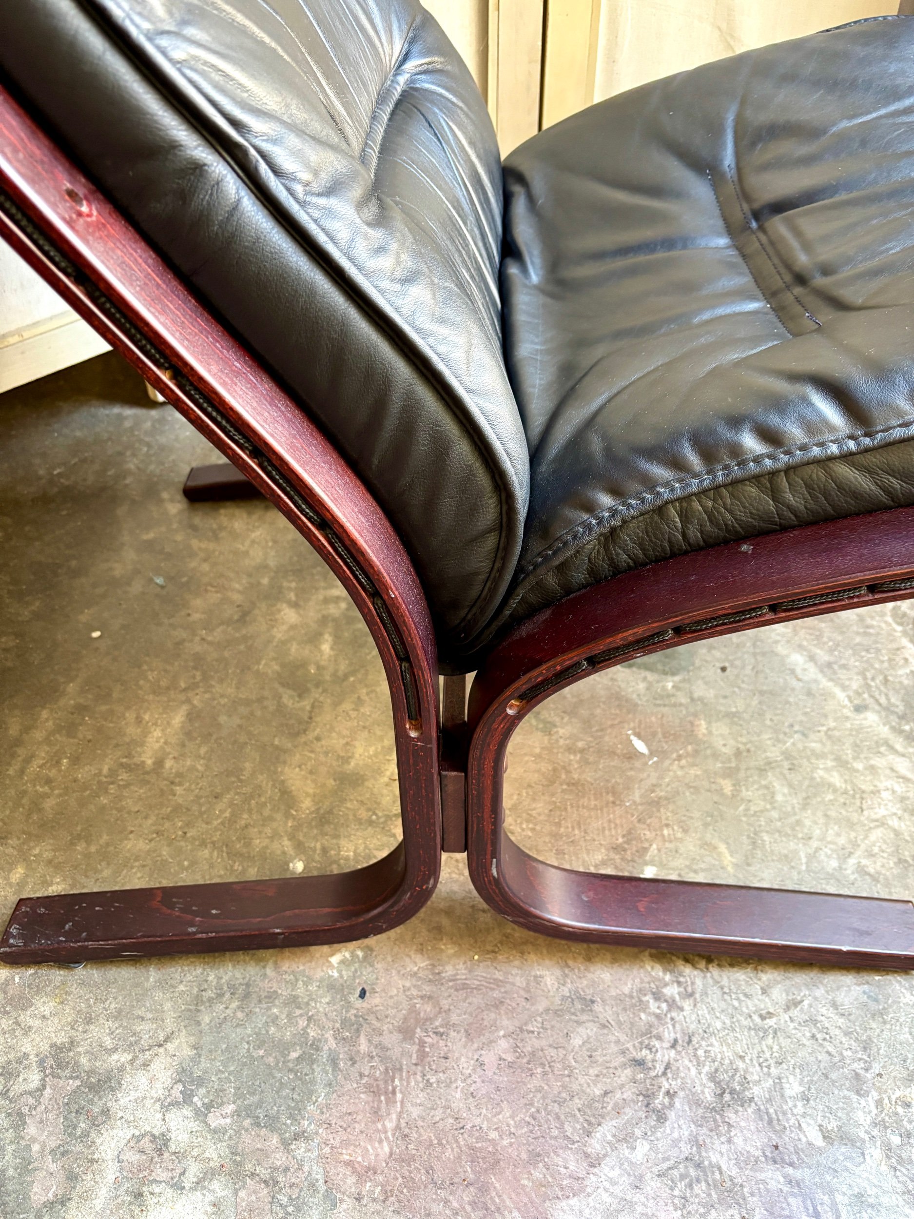 fauteuil-chauffeuse-siesta-ingmar-relling-westnofe-1960-bois-fonce-similicuir-noir-assise-vintage-axs-design-paris-france