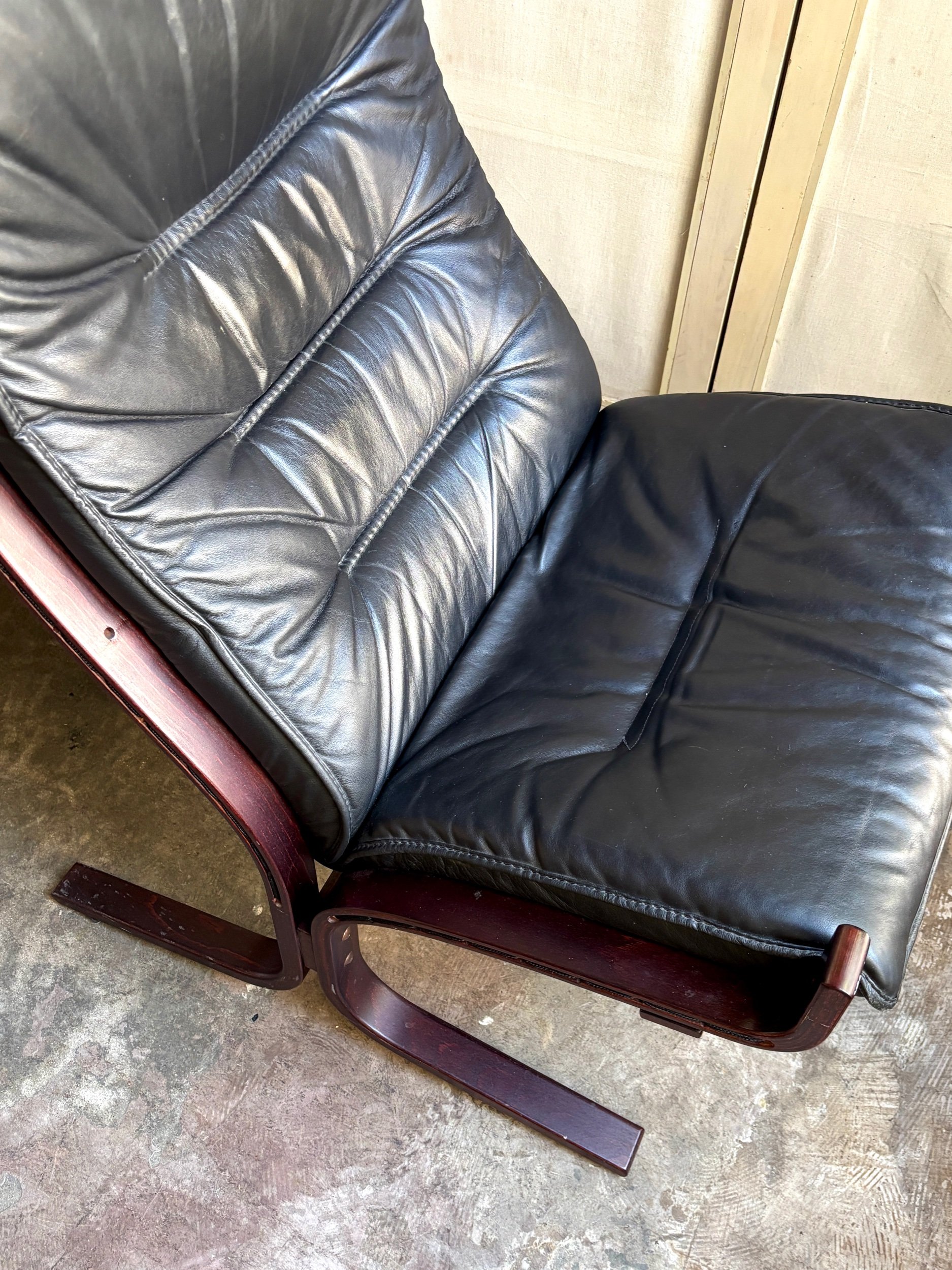 fauteuil-chauffeuse-siesta-ingmar-relling-westnofe-1960-bois-fonce-similicuir-noir-assise-vintage-axs-design-paris-france