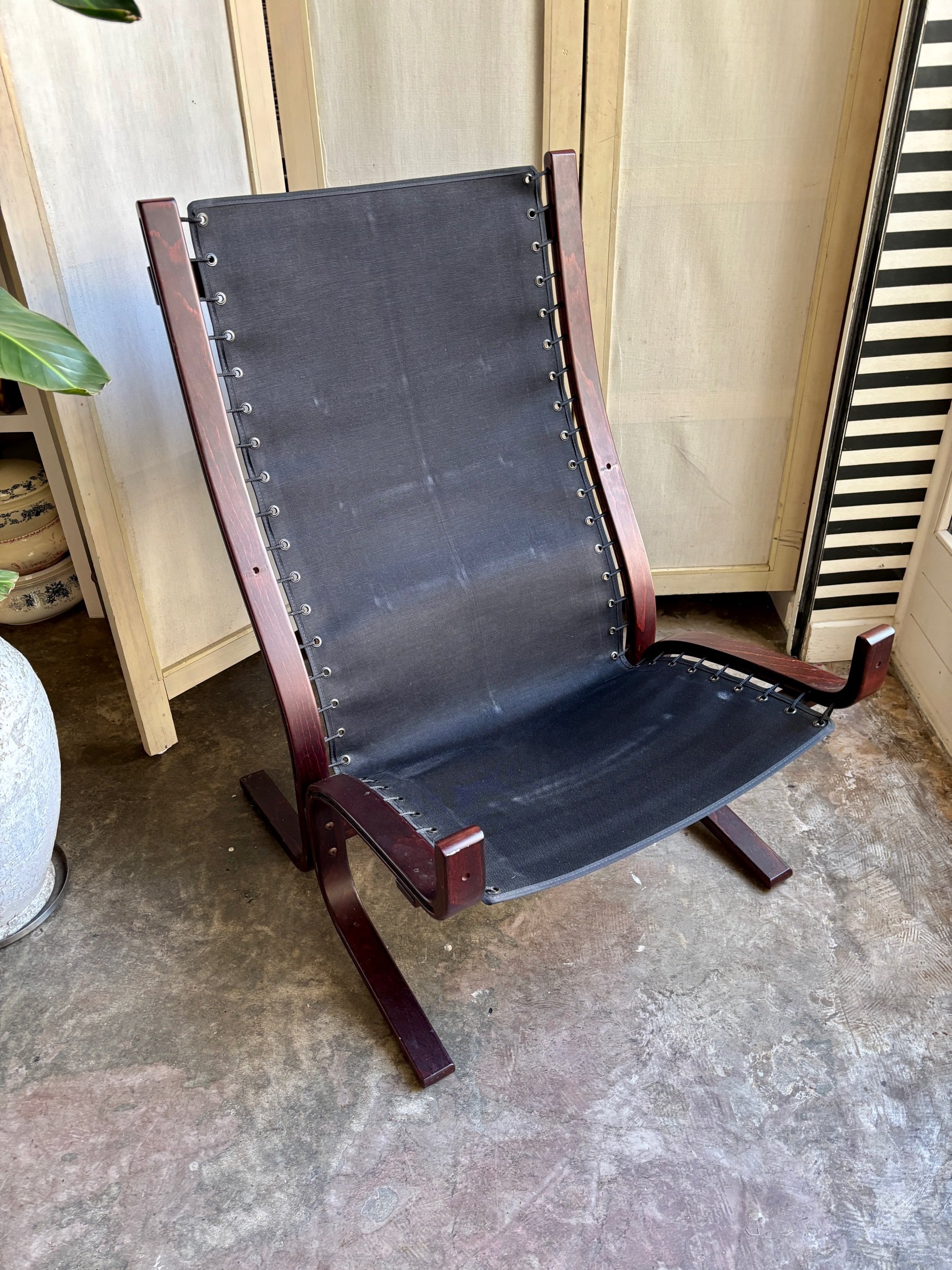 fauteuil-chauffeuse-siesta-ingmar-relling-westnofe-1960-bois-fonce-similicuir-noir-assise-vintage-axs-design-paris-france