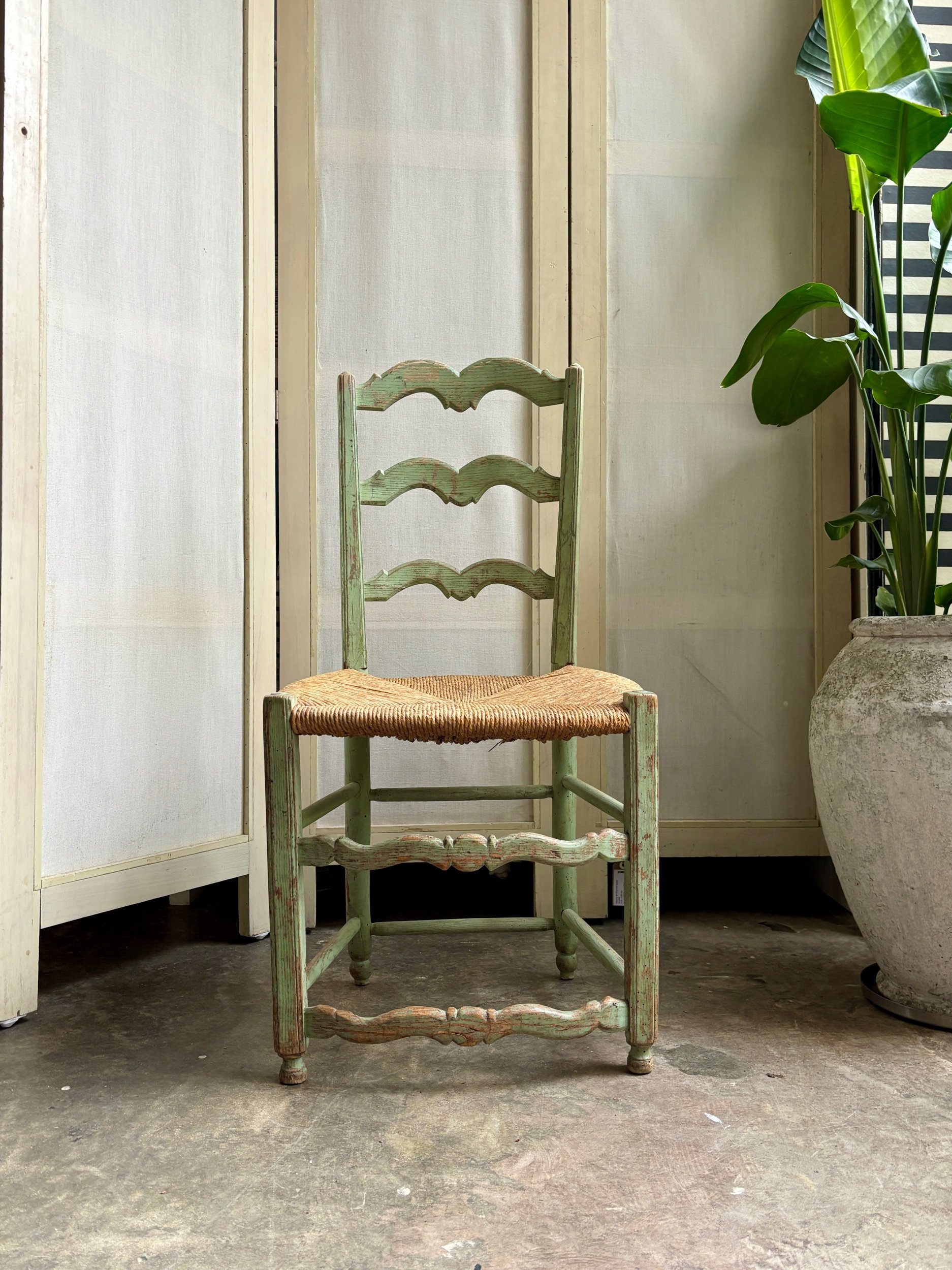 chaise-provencale-bois-vert-paille-assise-decoration-vintage-axs-design-paris-france