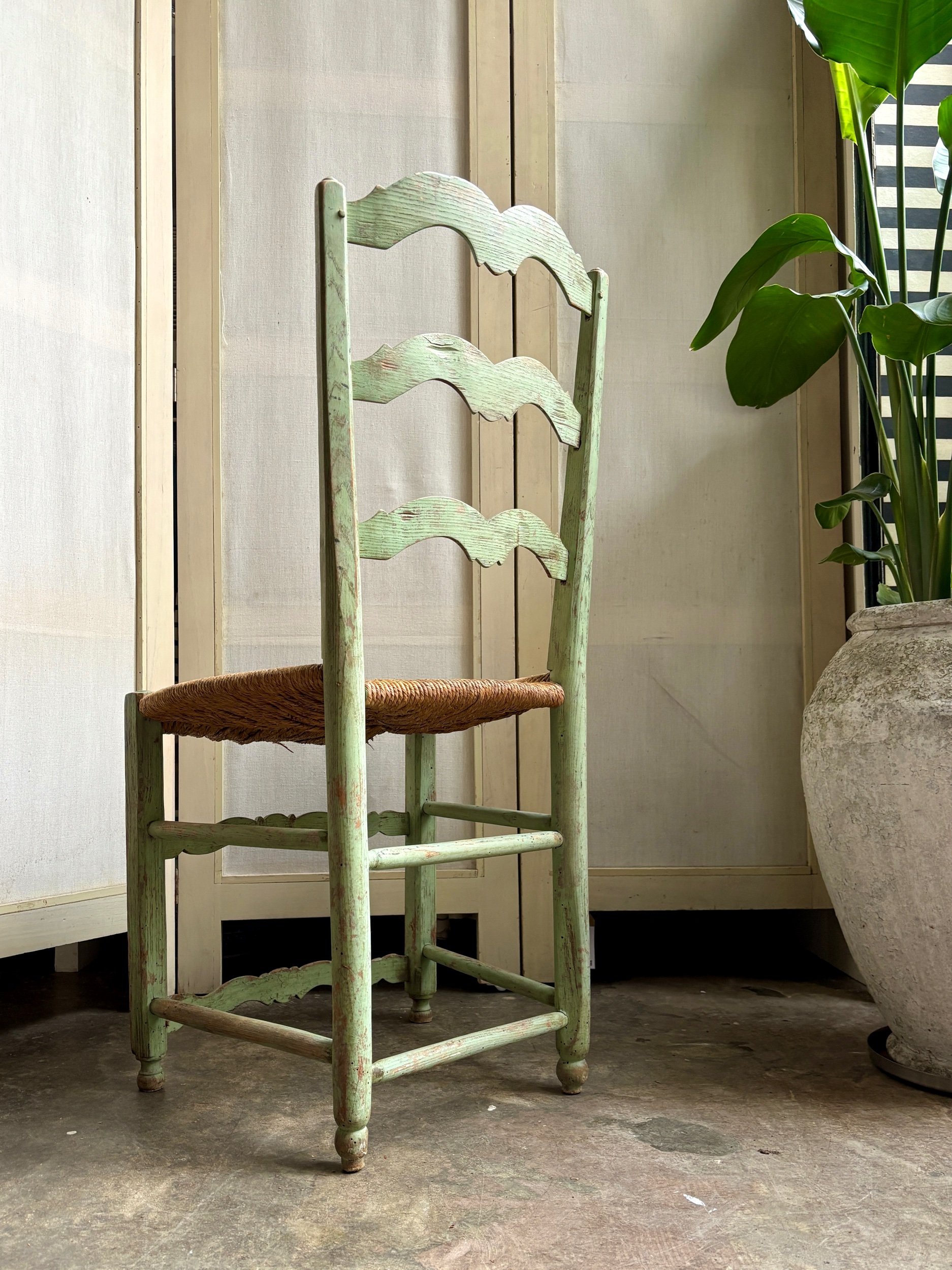 chaise-provencale-bois-vert-paille-assise-decoration-vintage-axs-design-paris-france