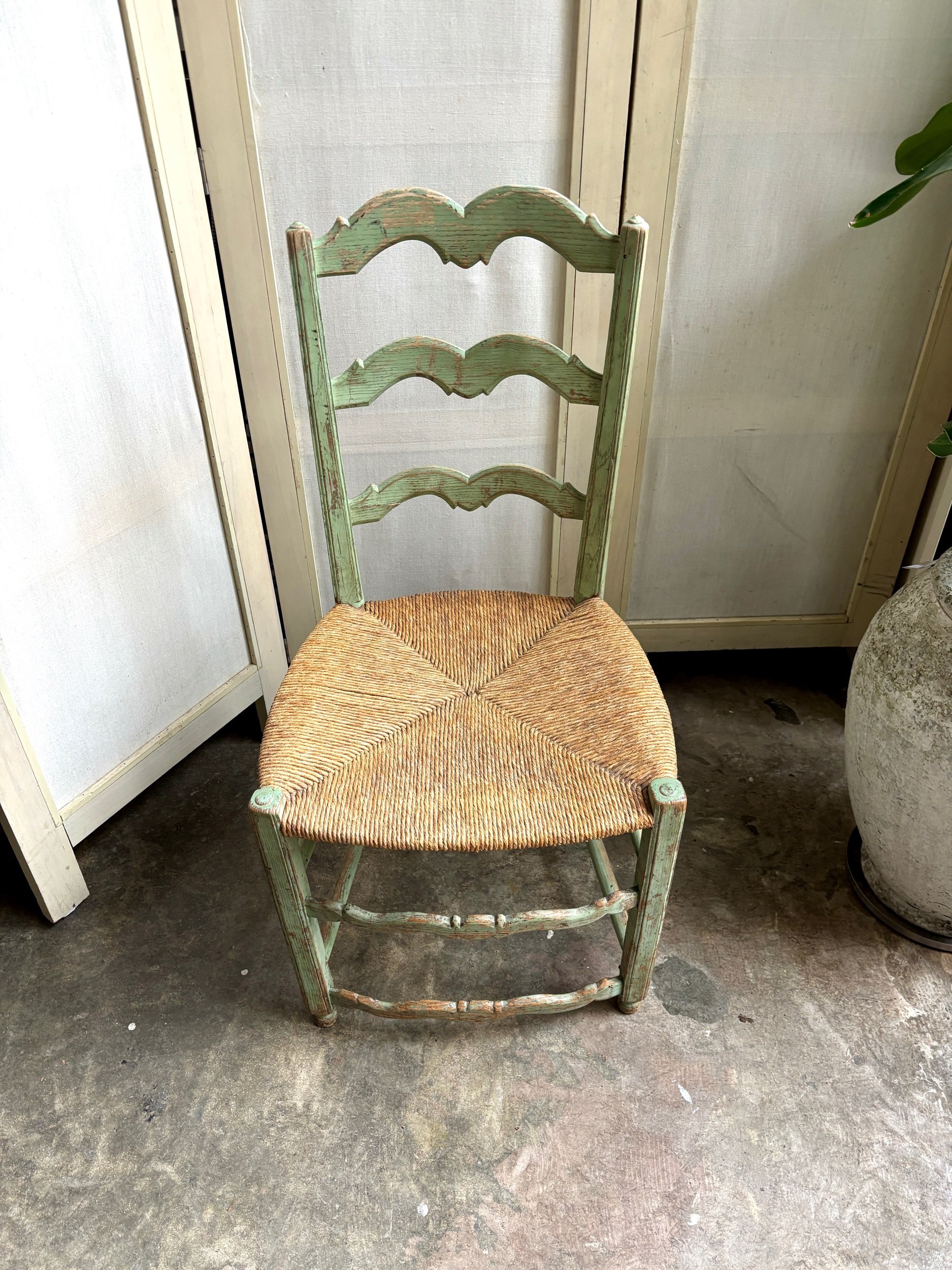 chaise-provencale-bois-vert-paille-assise-decoration-vintage-axs-design-paris-france