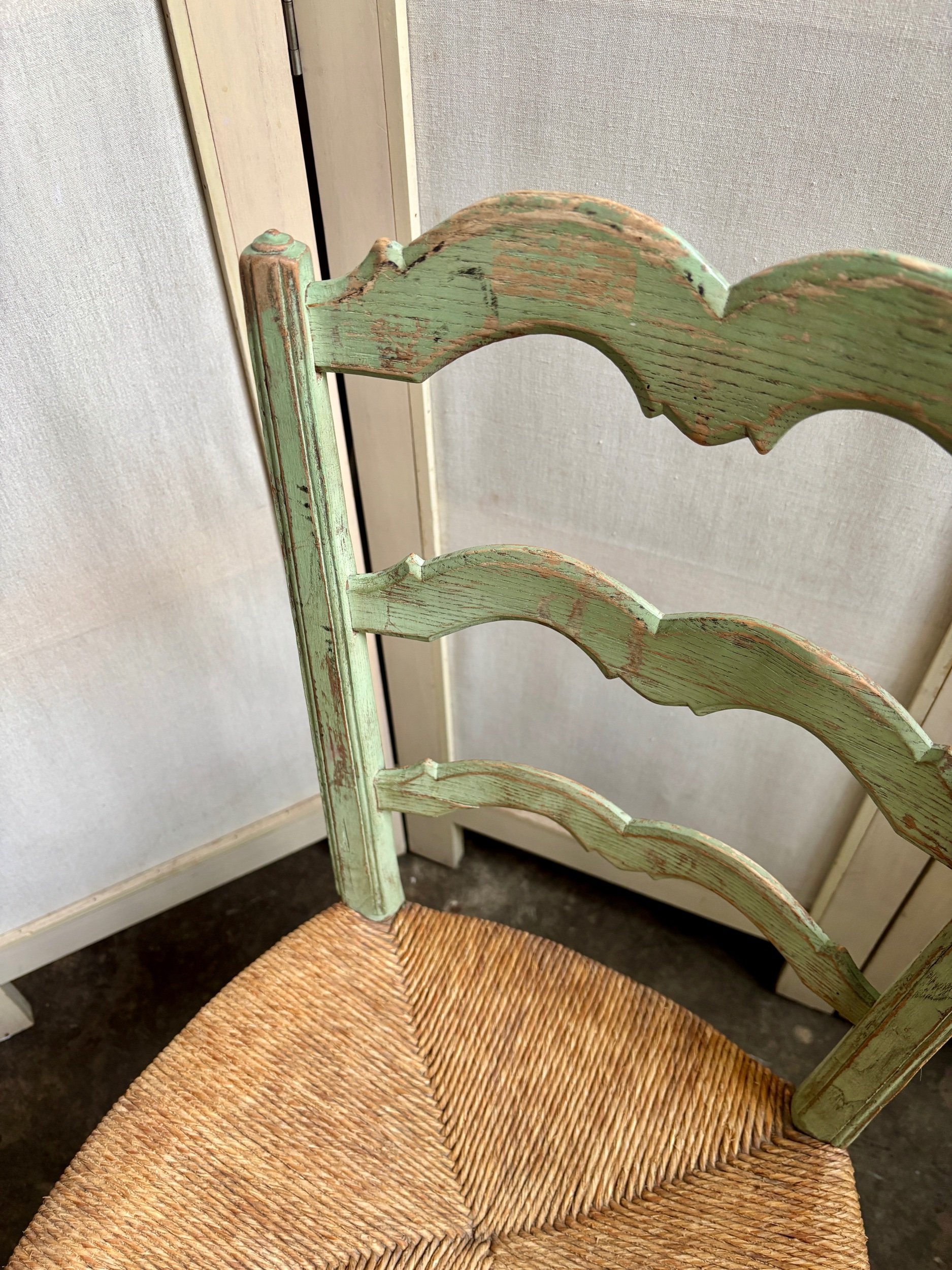 chaise-provencale-bois-vert-paille-assise-decoration-vintage-axs-design-paris-france