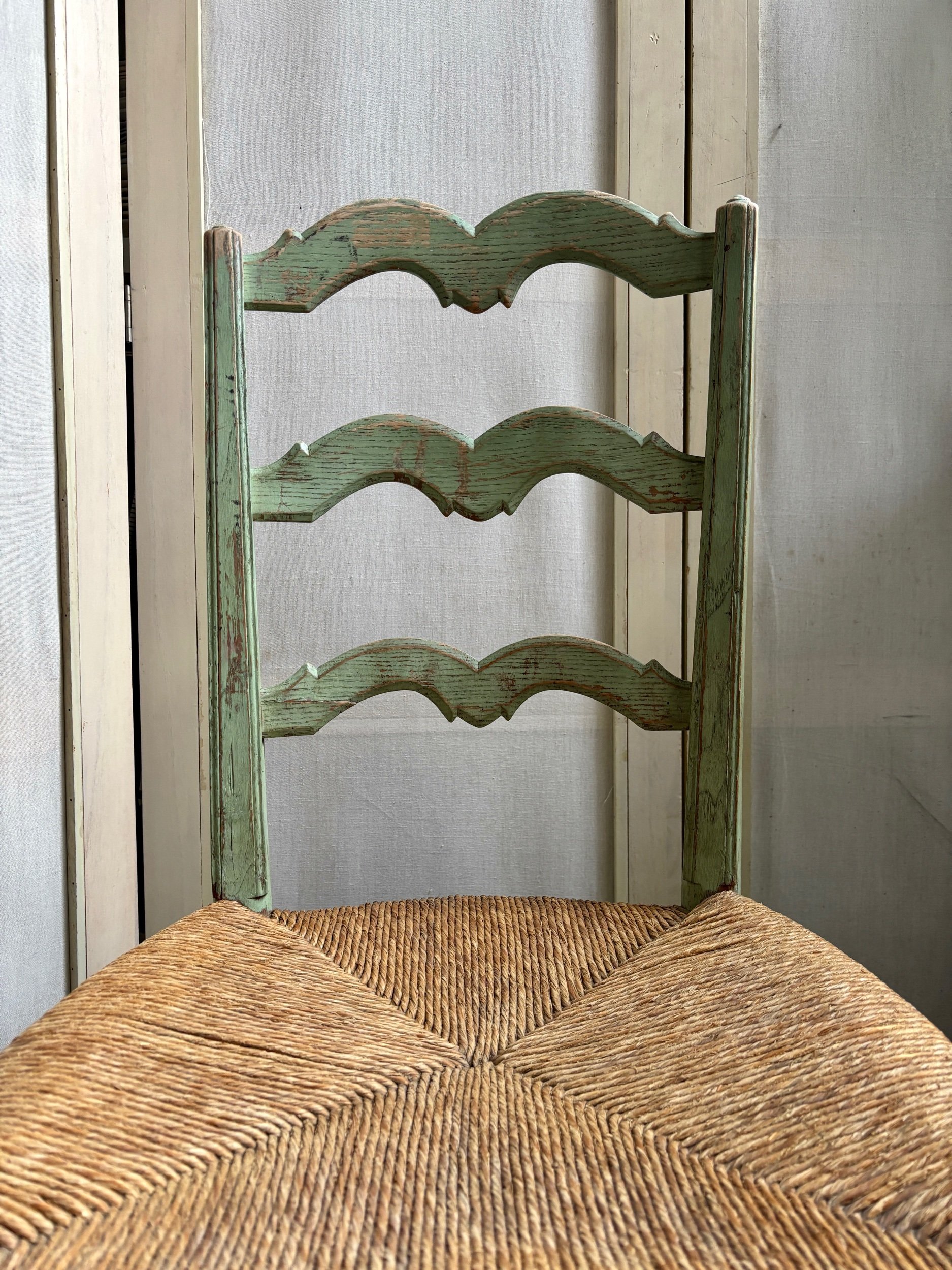 chaise-provencale-bois-vert-paille-assise-decoration-vintage-axs-design-paris-france