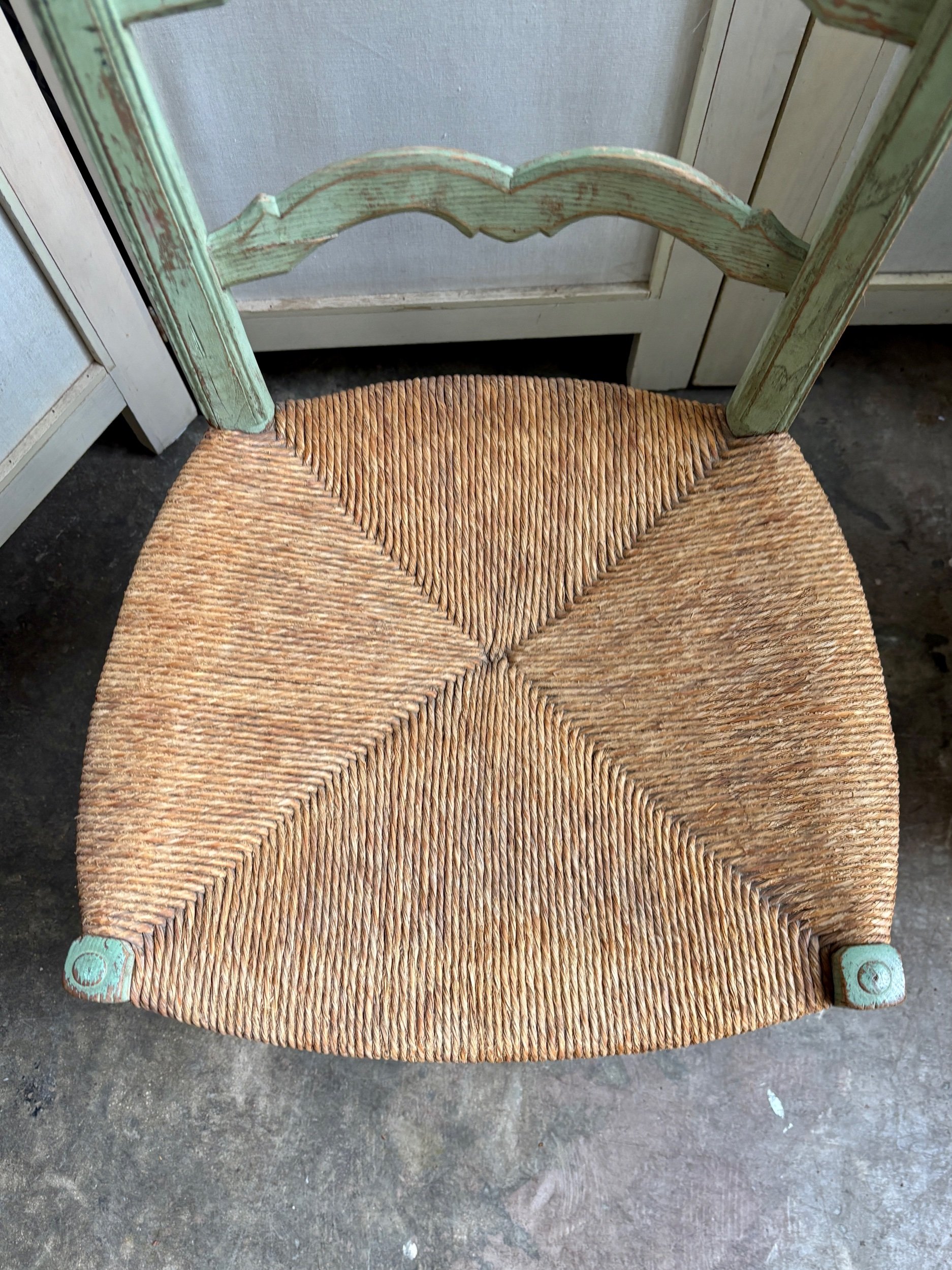 chaise-provencale-bois-vert-paille-assise-decoration-vintage-axs-design-paris-france