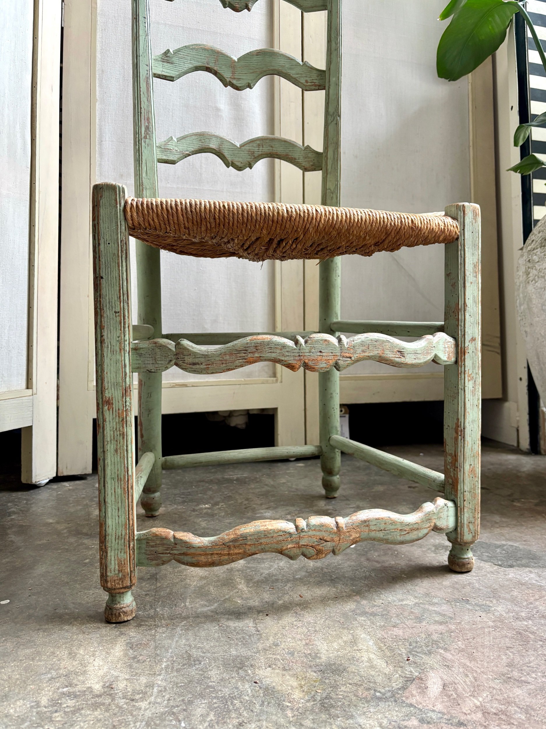 chaise-provencale-bois-vert-paille-assise-decoration-vintage-axs-design-paris-france