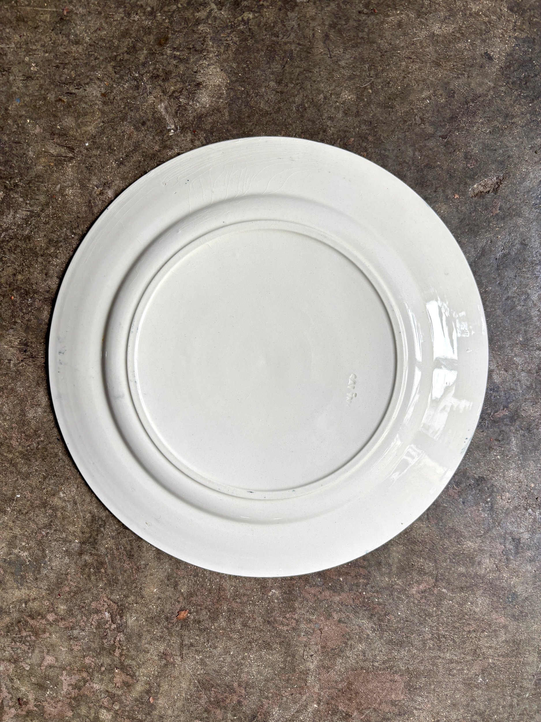 plat-rond-salins-directoire-terre-de-fer-ecru-bleu-decoration-vintage-axs-design-paris-france