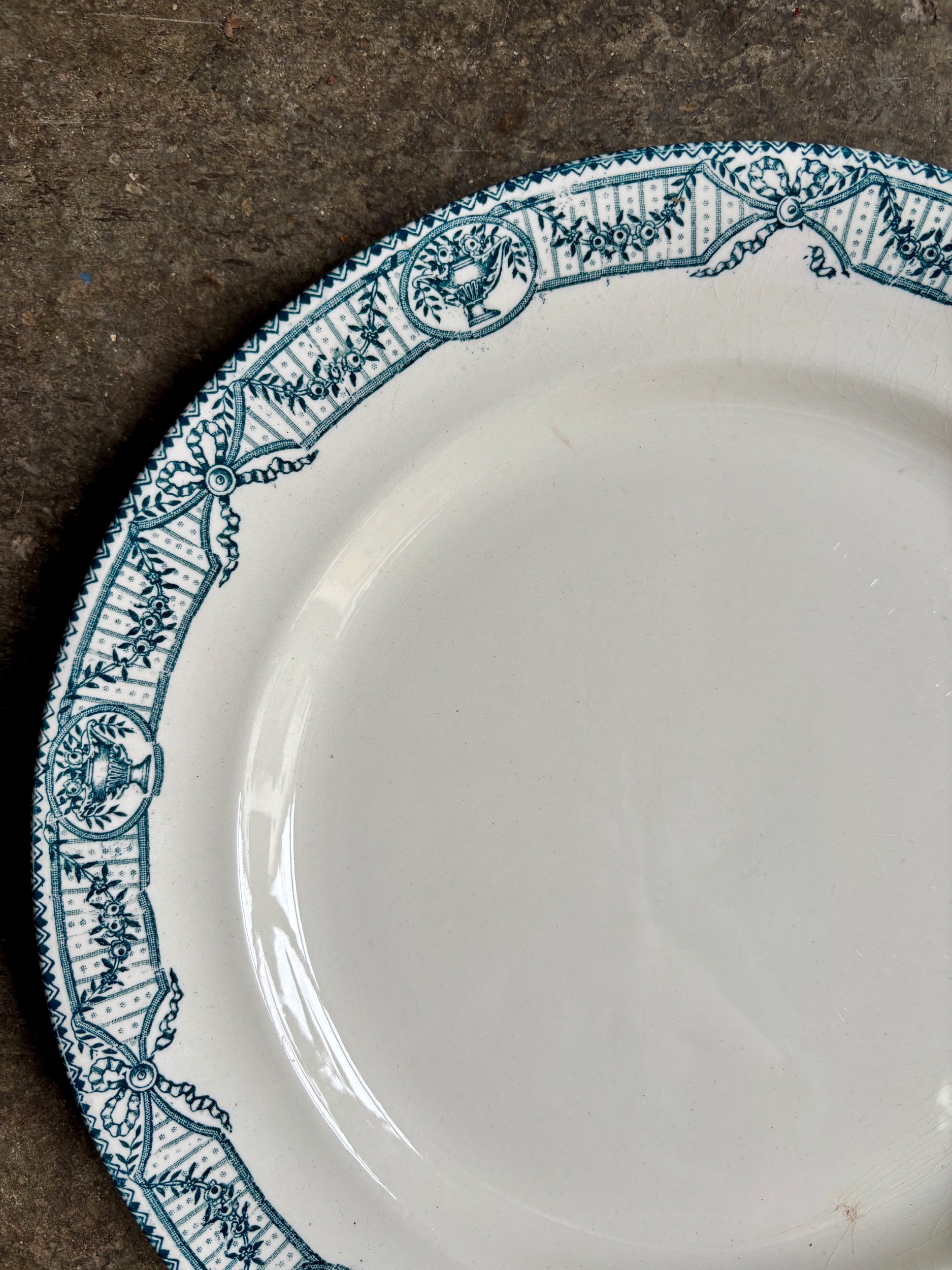 plat-rond-salins-directoire-terre-de-fer-ecru-bleu-decoration-vintage-axs-design-paris-france