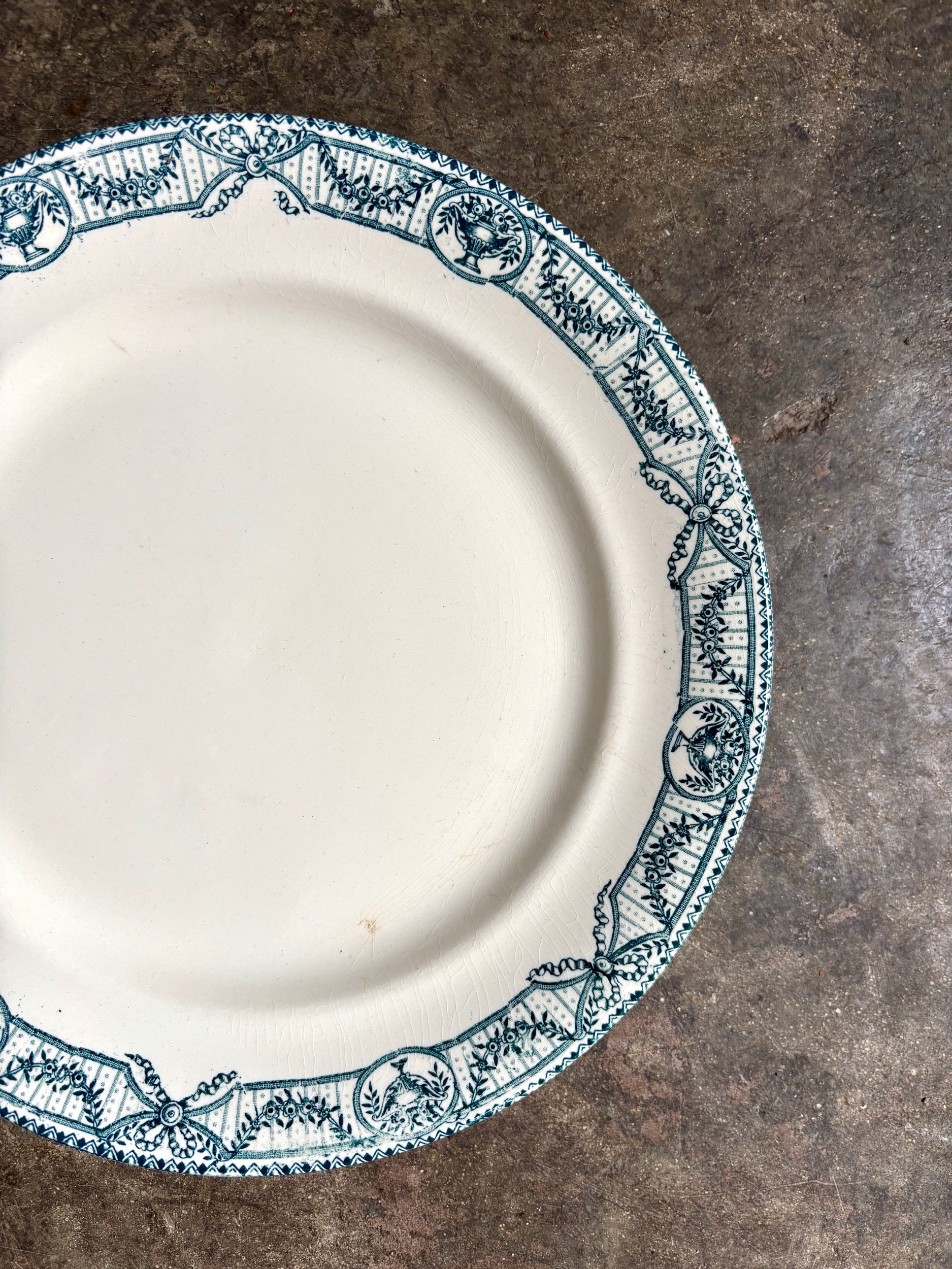plat-rond-salins-directoire-terre-de-fer-ecru-bleu-decoration-vintage-axs-design-paris-france
