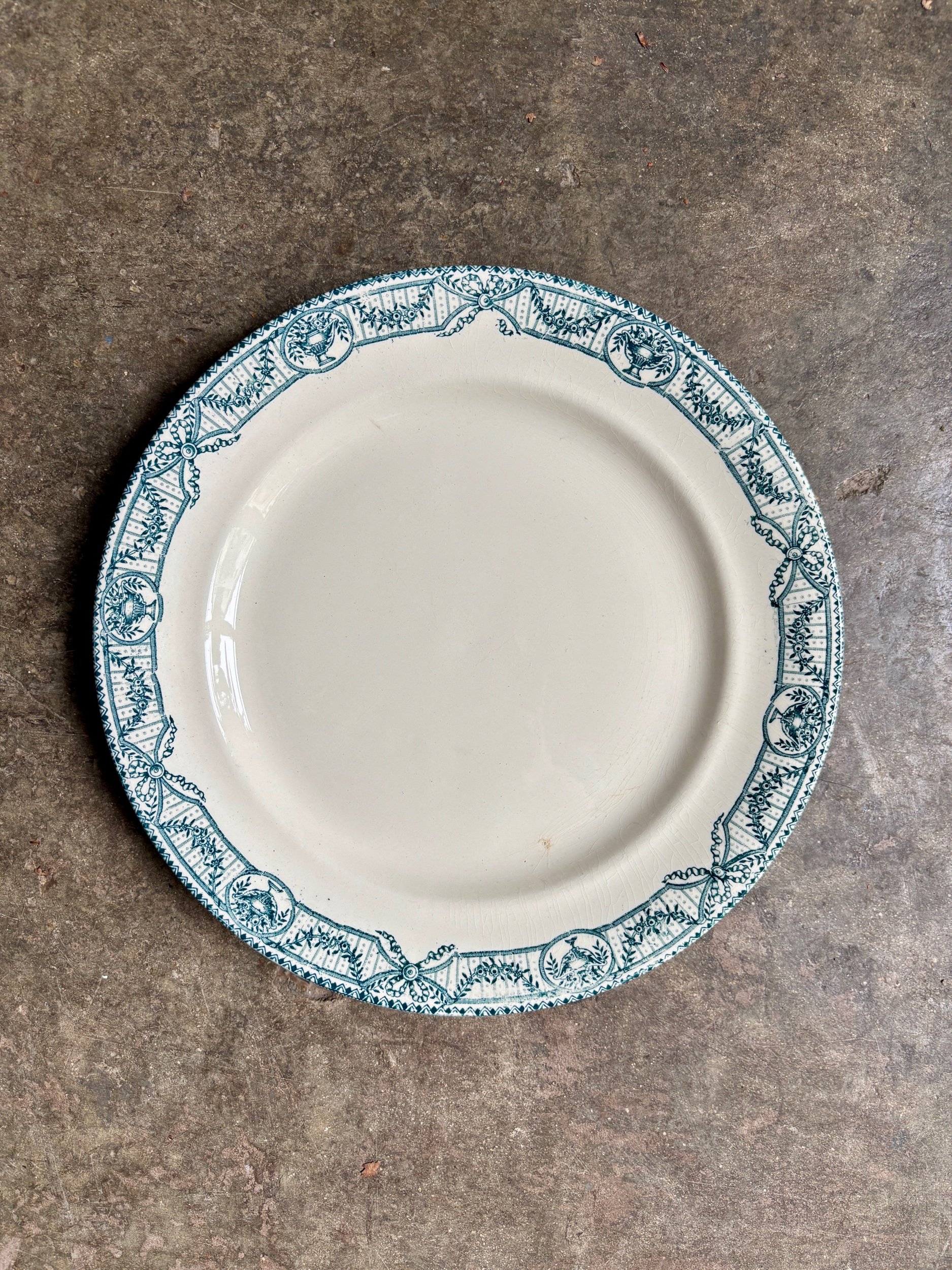 plat-rond-salins-directoire-terre-de-fer-ecru-bleu-decoration-vintage-axs-design-paris-france