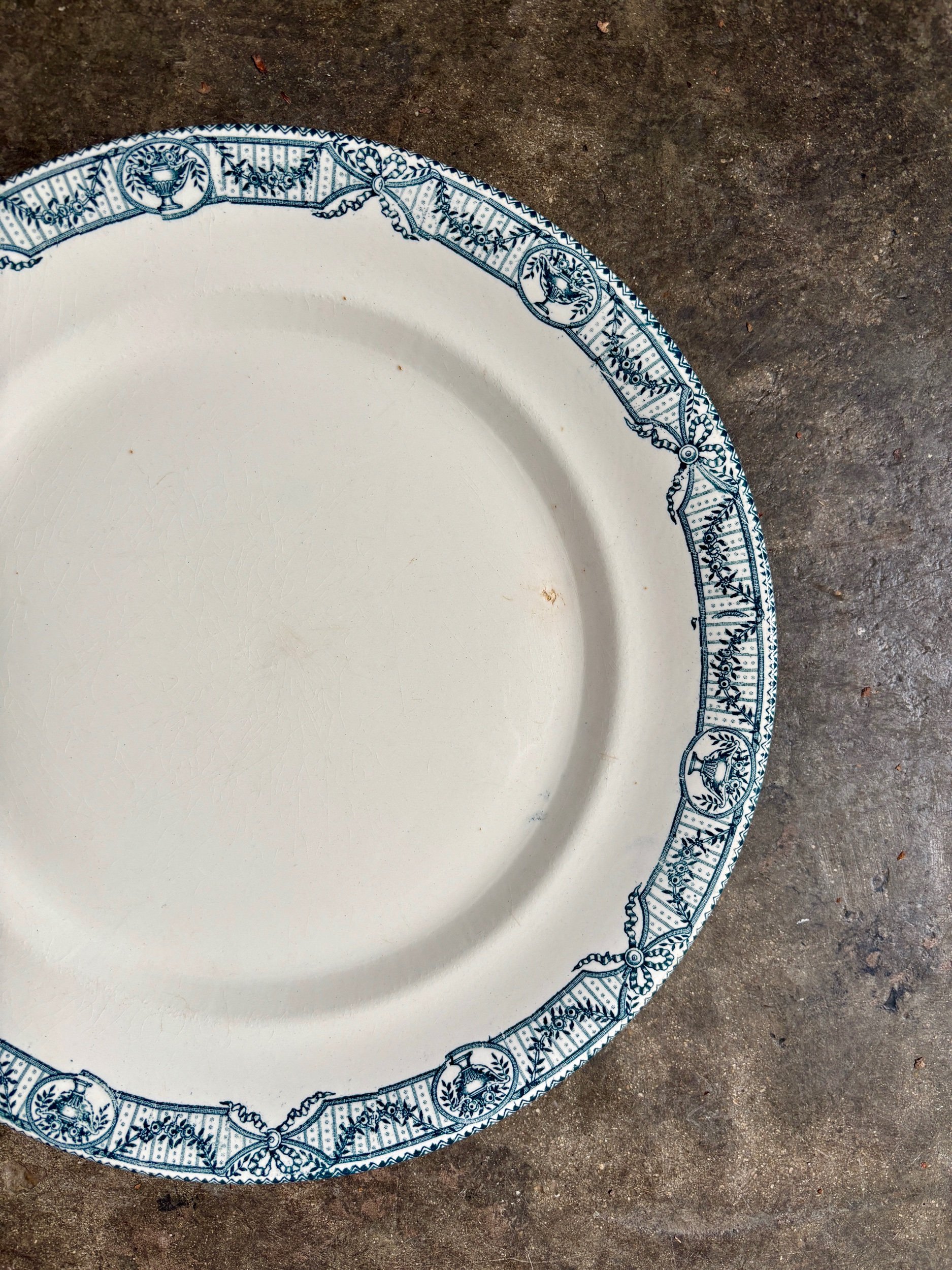 plat-rond-salins-terre-de-fer-directoire-ecru-bleu-decoration-vintage-axs-design-paris-france