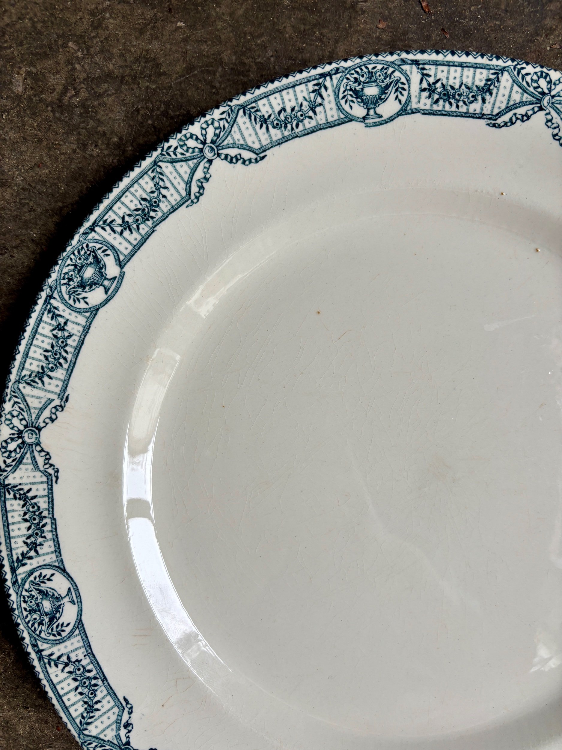 plat-rond-salins-terre-de-fer-directoire-ecru-bleu-decoration-vintage-axs-design-paris-france