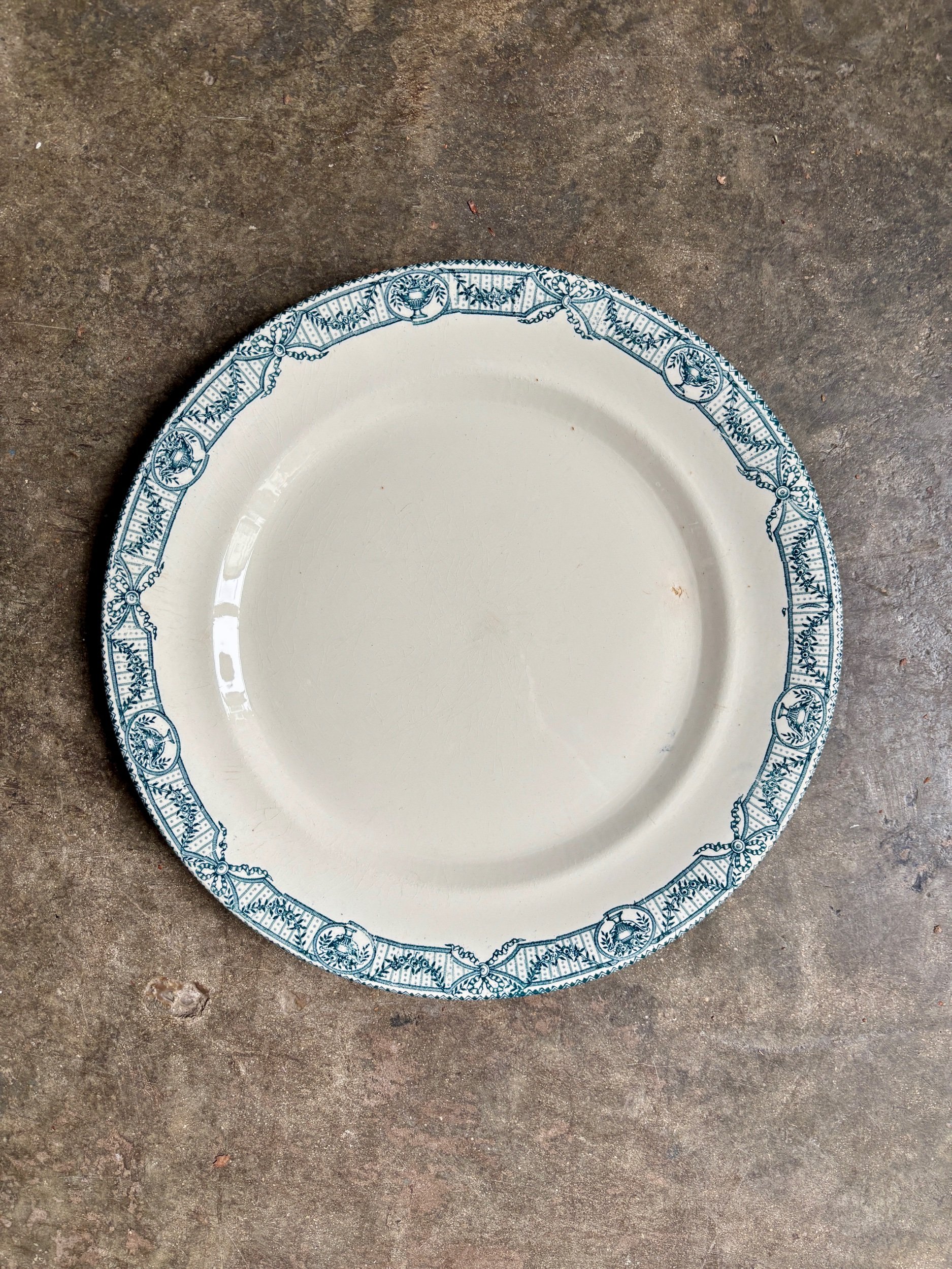 plat-rond-salins-terre-de-fer-directoire-ecru-bleu-decoration-vintage-axs-design-paris-france