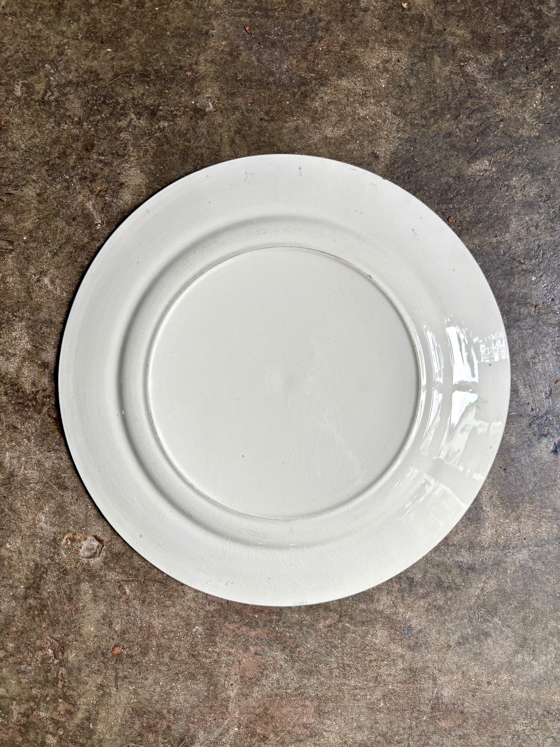 plat-rond-salins-terre-de-fer-directoire-ecru-bleu-decoration-vintage-axs-design-paris-france