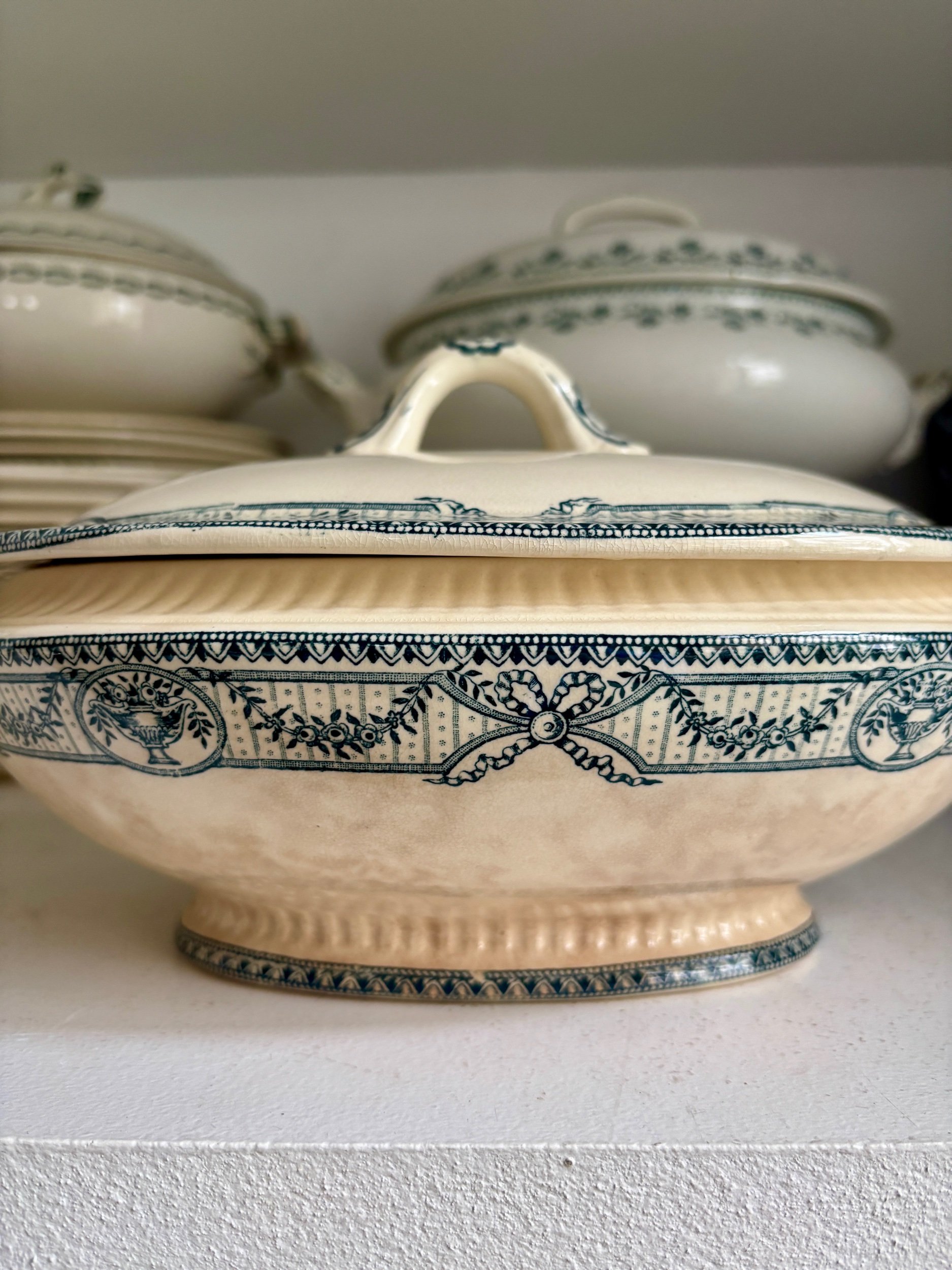 petite-soupiere-salins-directoire-terre-de-fer-ecru-bleu-decoration-vintage-axs-design-paris-france