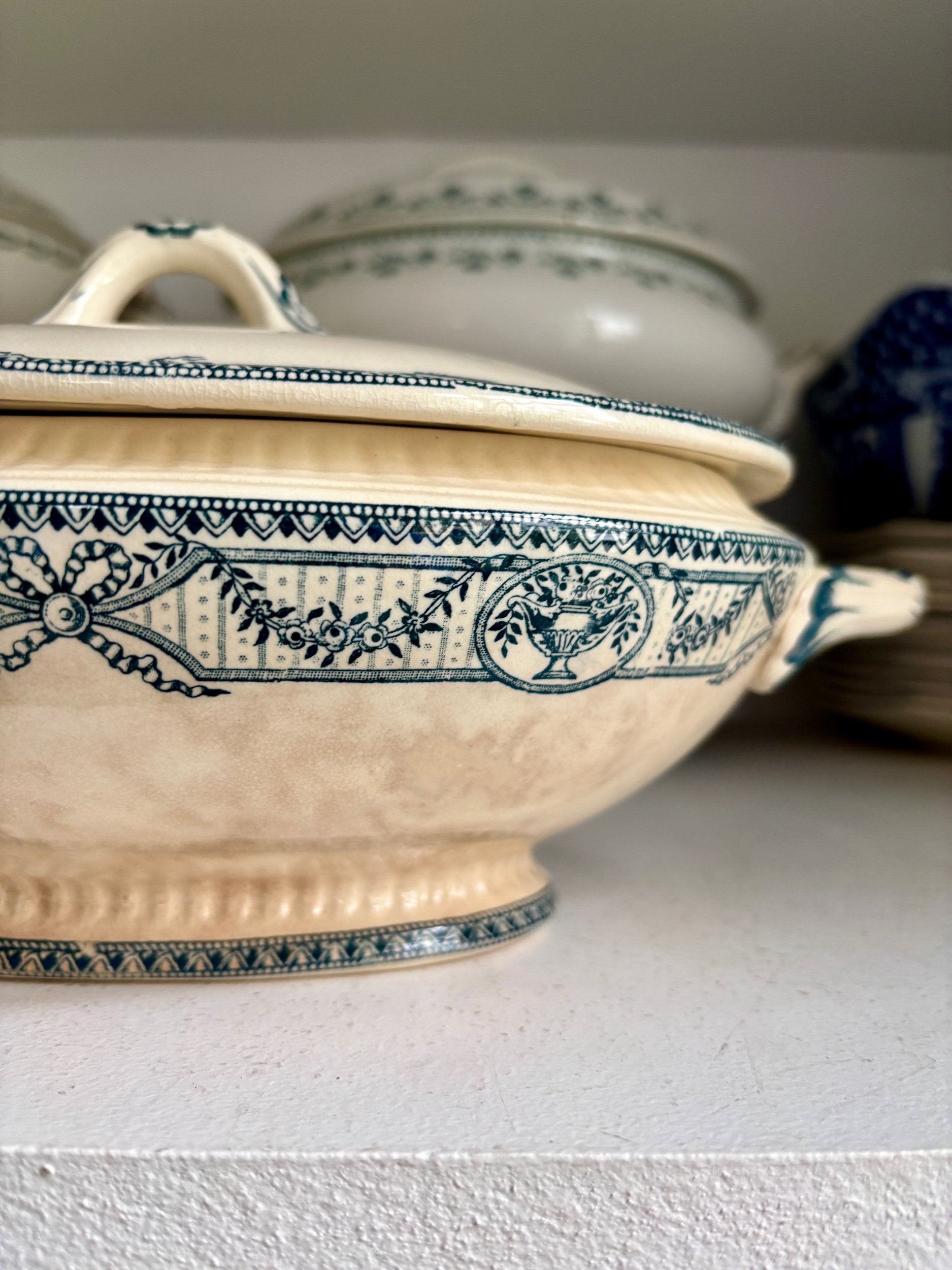 petite-soupiere-salins-directoire-terre-de-fer-ecru-bleu-decoration-vintage-axs-design-paris-france