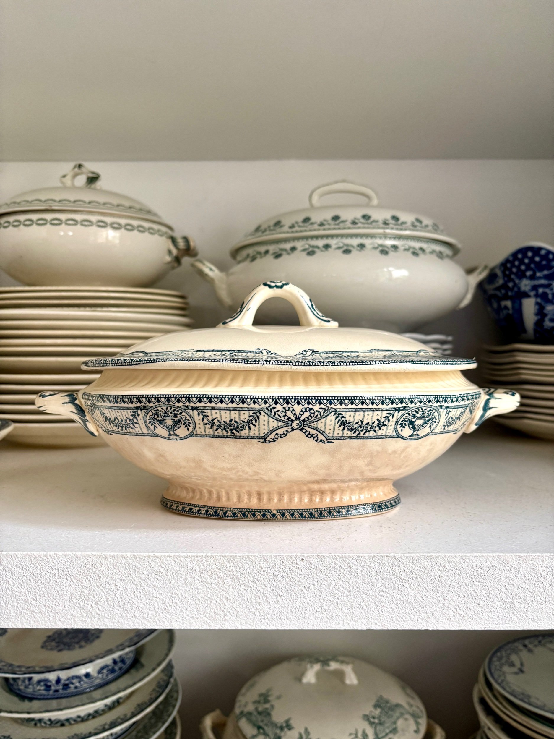 petite-soupiere-salins-directoire-terre-de-fer-ecru-bleu-decoration-vintage-axs-design-paris-france
