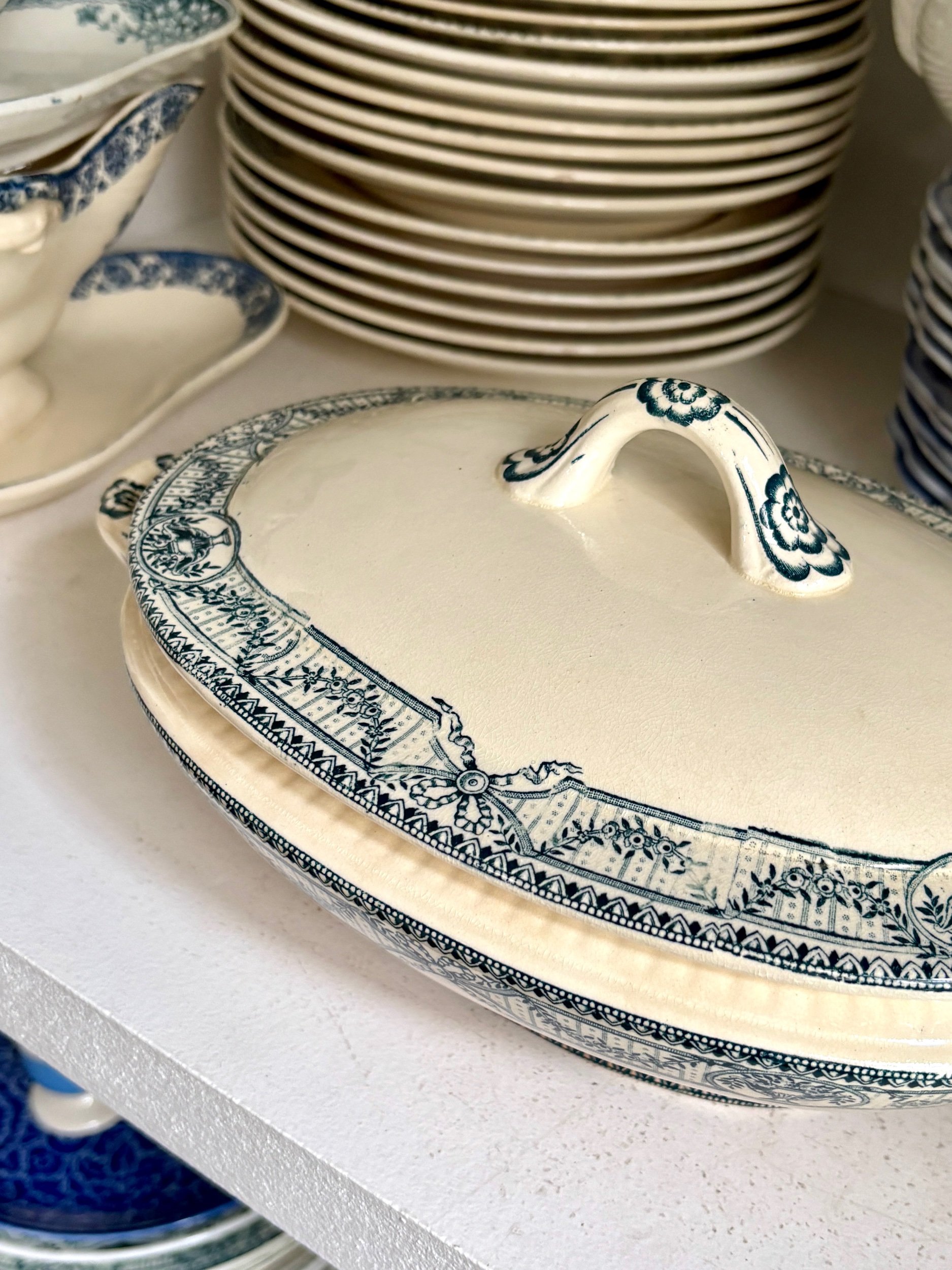petite-soupiere-salins-directoire-terre-de-fer-ecru-bleu-decoration-vintage-axs-design-paris-france
