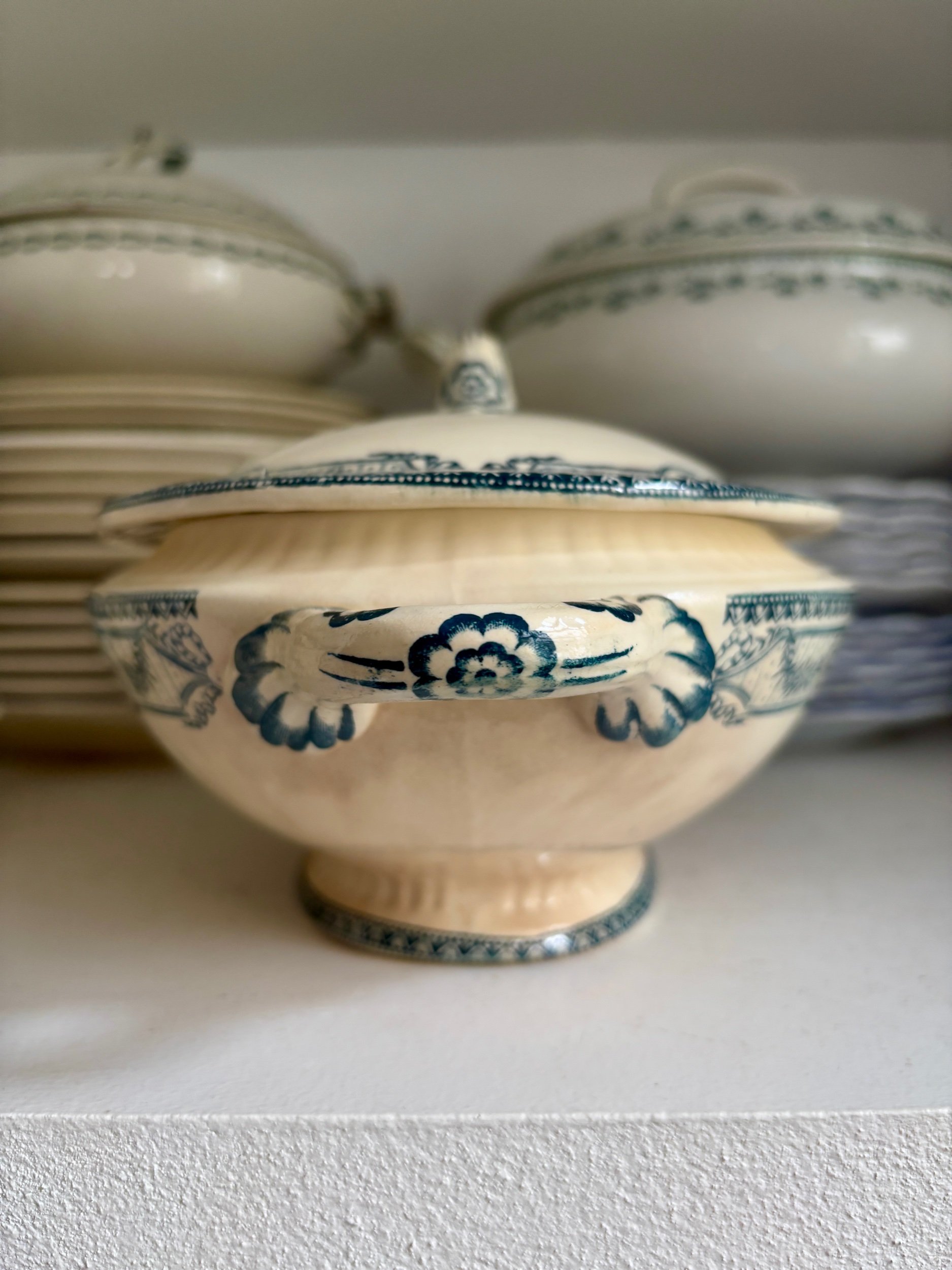 petite-soupiere-salins-directoire-terre-de-fer-ecru-bleu-decoration-vintage-axs-design-paris-france