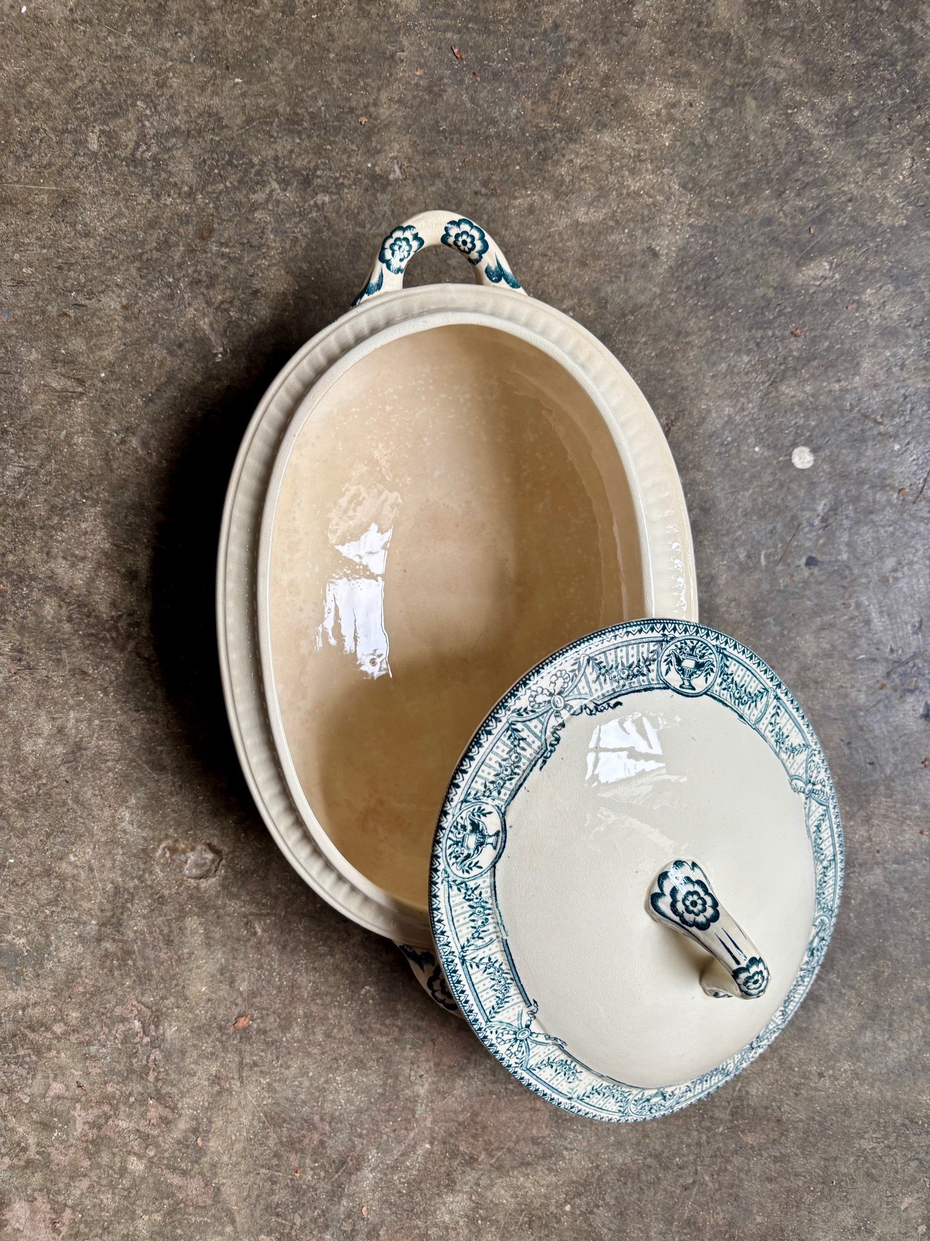 petite-soupiere-salins-directoire-terre-de-fer-ecru-bleu-decoration-vintage-axs-design-paris-france