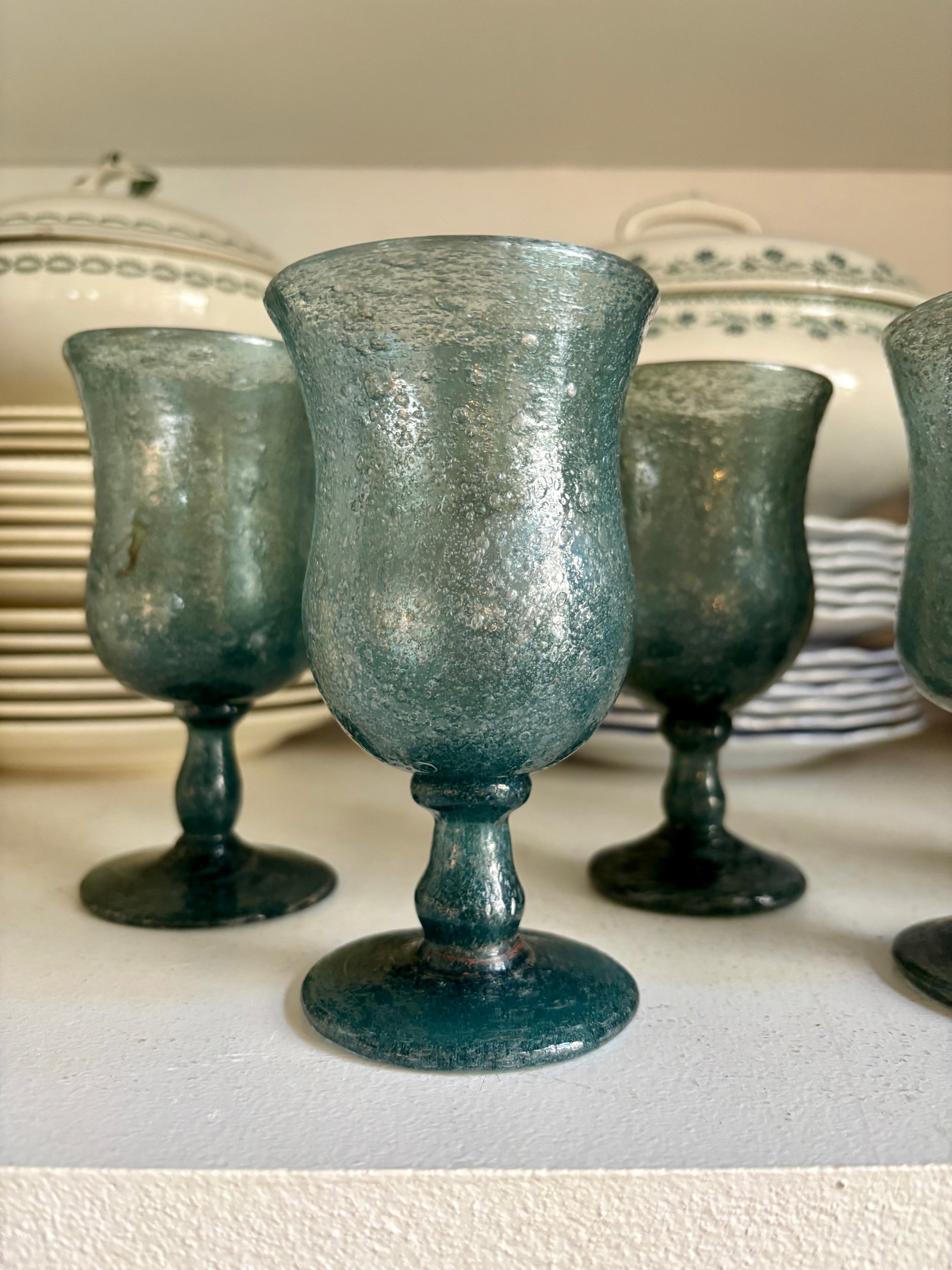 verres-pied-biot-souffle-bulle-bleu-vaisselle-vintage-axs-design-paris-france