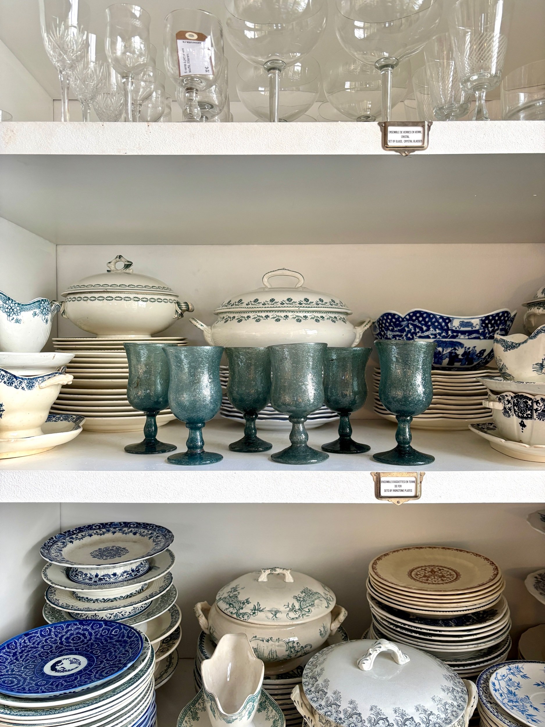 verres-pied-biot-souffle-bulle-bleu-vaisselle-vintage-axs-design-paris-france