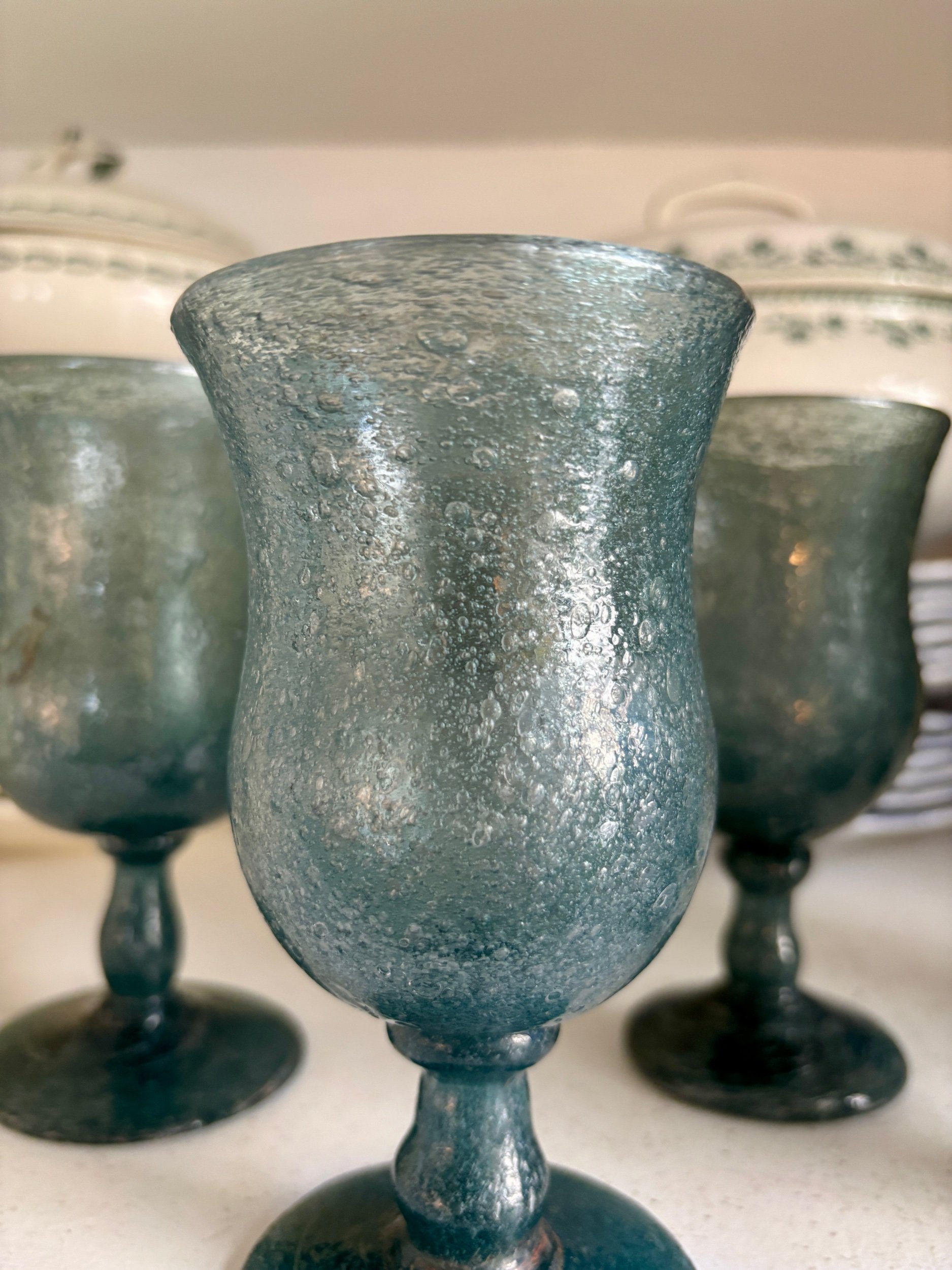 verres-pied-biot-souffle-bulle-bleu-vaisselle-vintage-axs-design-paris-france