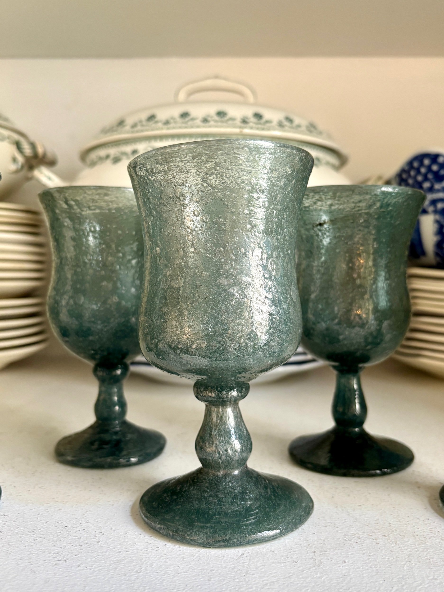 verres-pied-biot-souffle-bulle-bleu-vaisselle-vintage-axs-design-paris-france