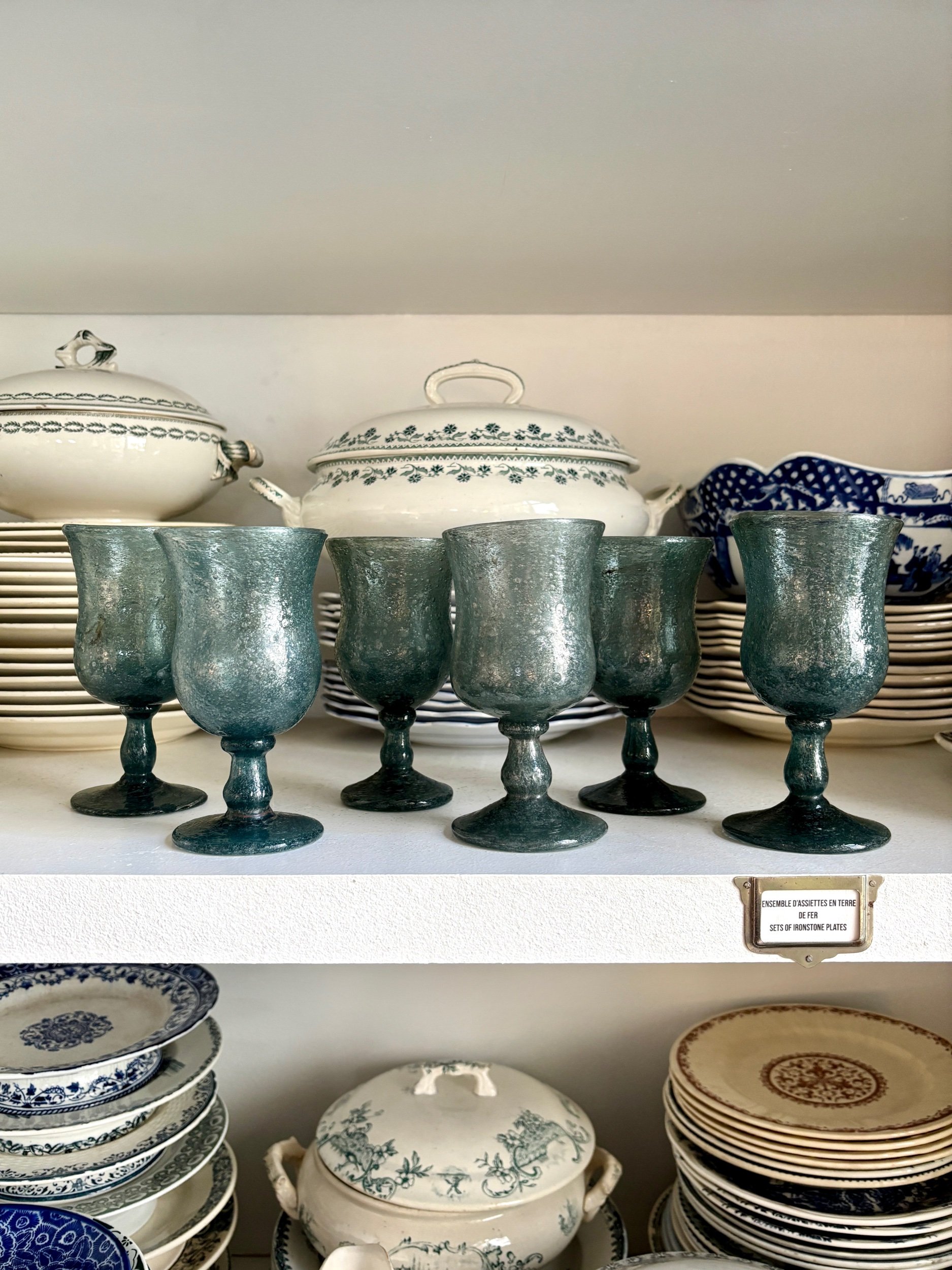 verres-pied-biot-souffle-bulle-bleu-vaisselle-vintage-axs-design-paris-france