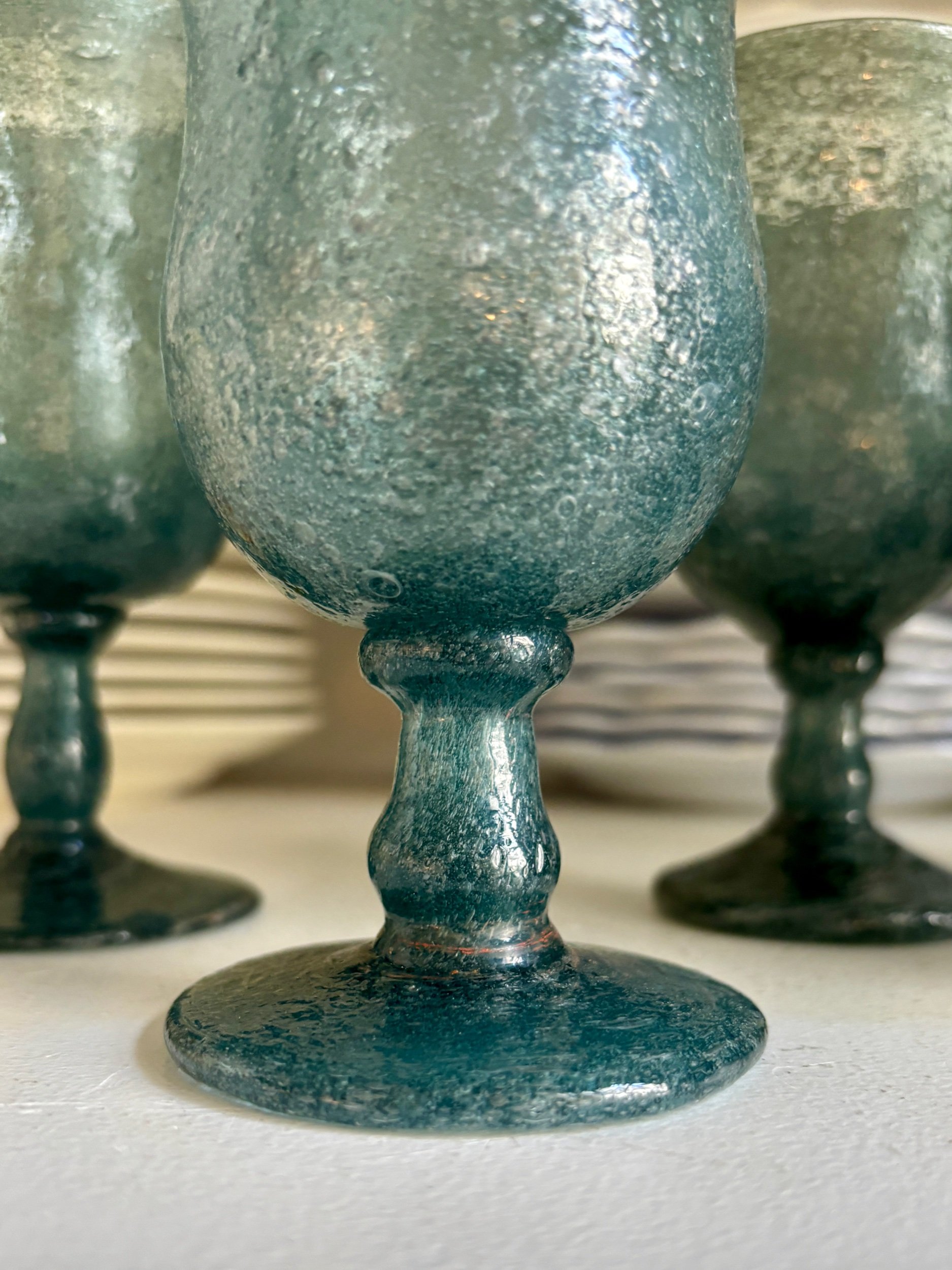 verres-pied-biot-souffle-bulle-bleu-vaisselle-vintage-axs-design-paris-france