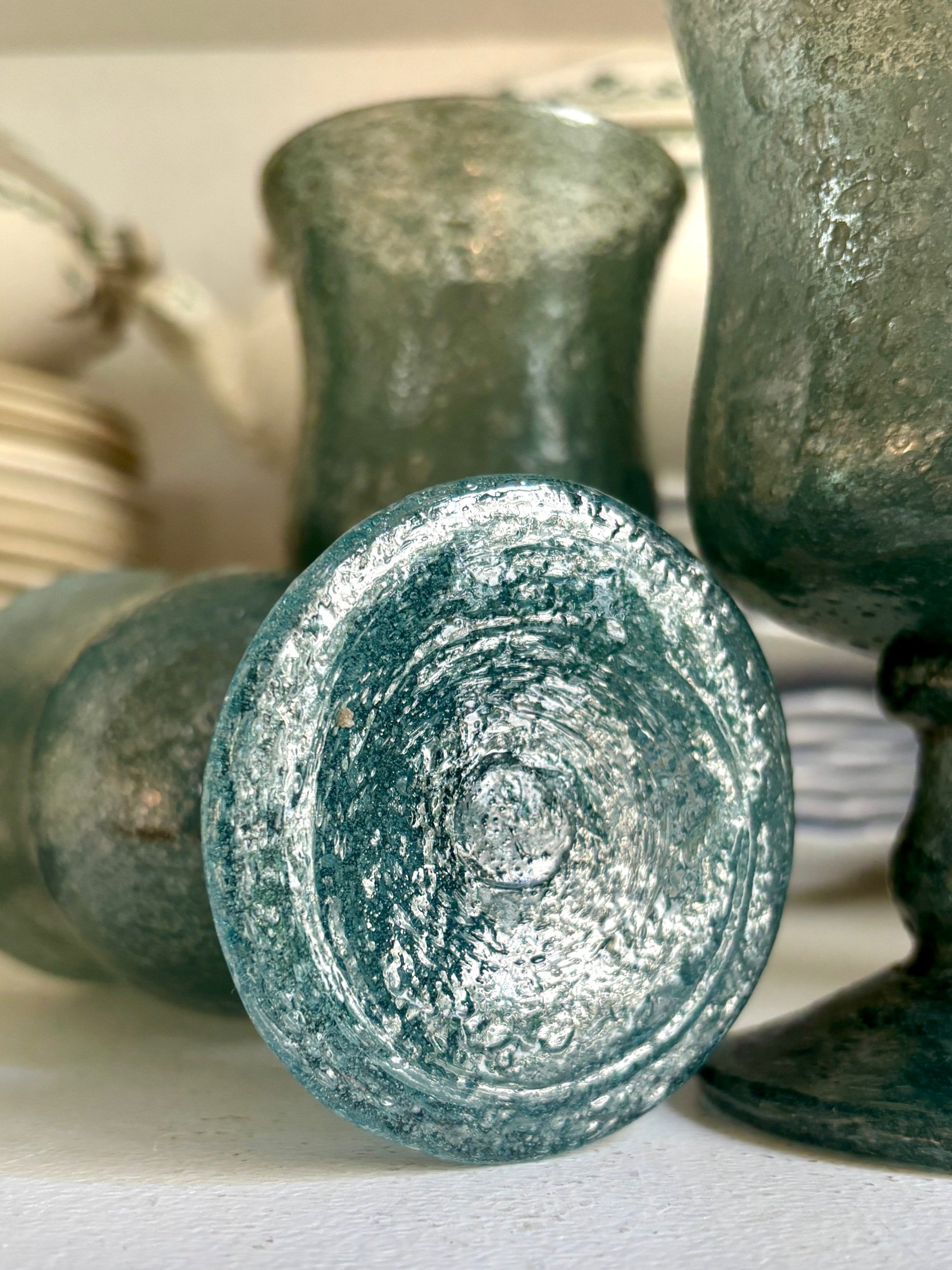 verres-pied-biot-souffle-bulle-bleu-vaisselle-vintage-axs-design-paris-france