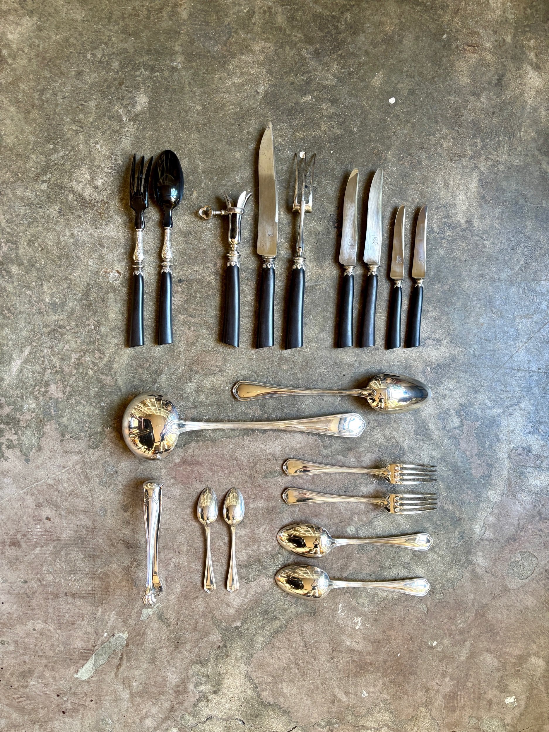 menagere-couverts-metal-argent-ebene-bois-fourchette-cuillere-louche-couteau-vintage-vaisselle-axs-design-paris-france