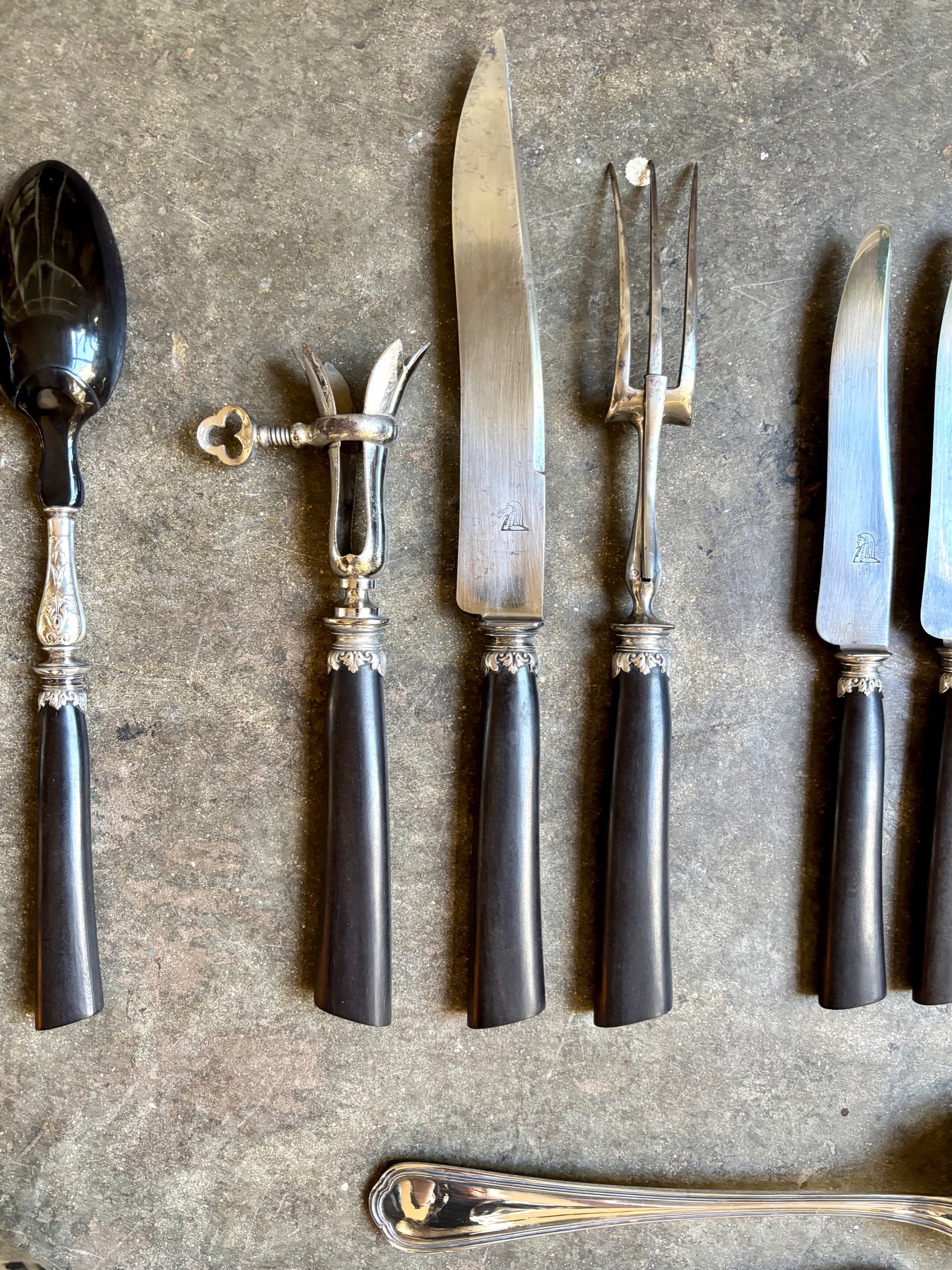 menagere-couverts-metal-argent-ebene-bois-fourchette-cuillere-louche-couteau-vintage-vaisselle-axs-design-paris-france