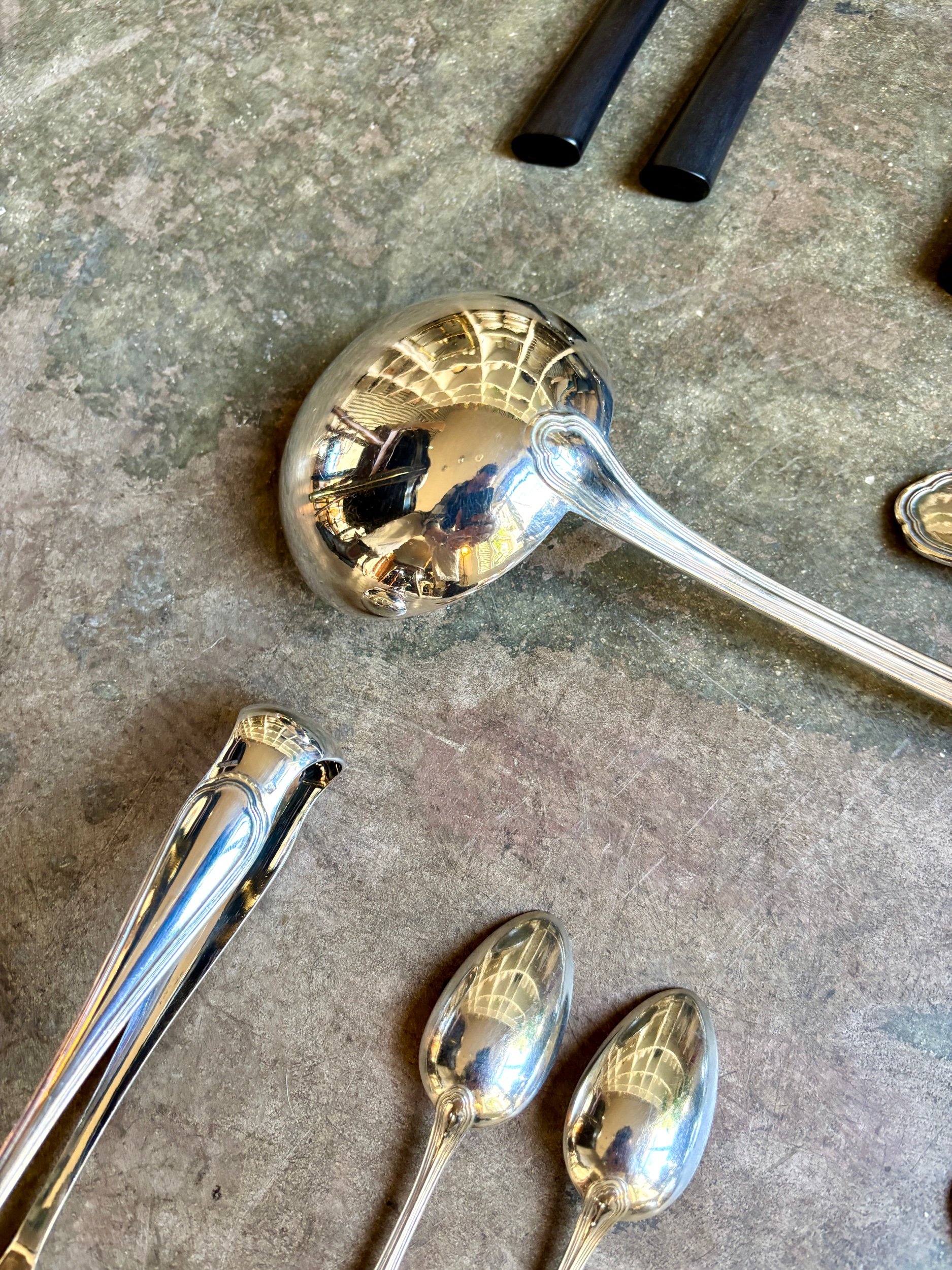 menagere-couverts-metal-argent-ebene-bois-fourchette-cuillere-louche-couteau-vintage-vaisselle-axs-design-paris-france