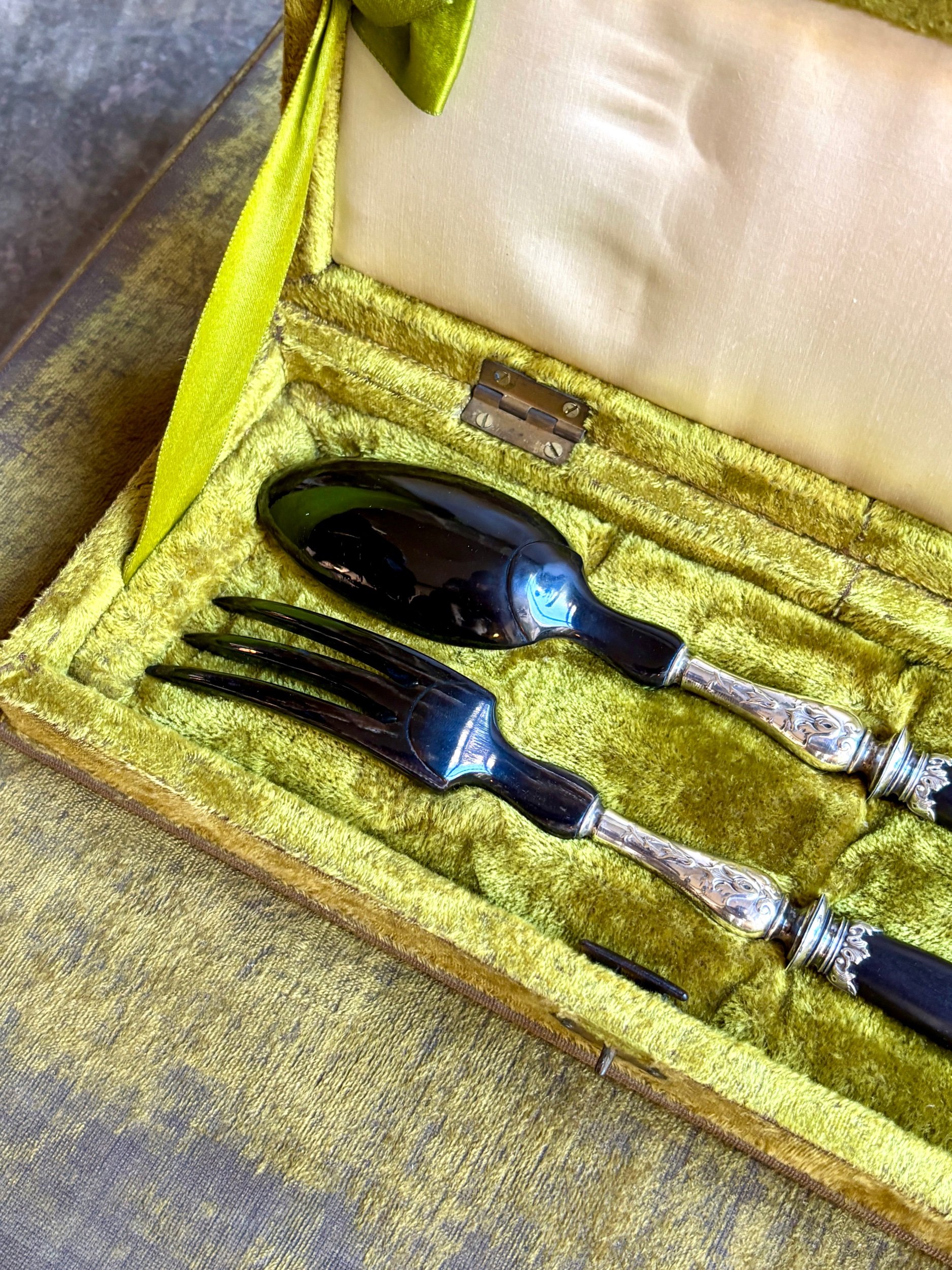 menagere-couverts-metal-argent-ebene-bois-fourchette-cuillere-louche-couteau-vintage-vaisselle-axs-design-paris-france
