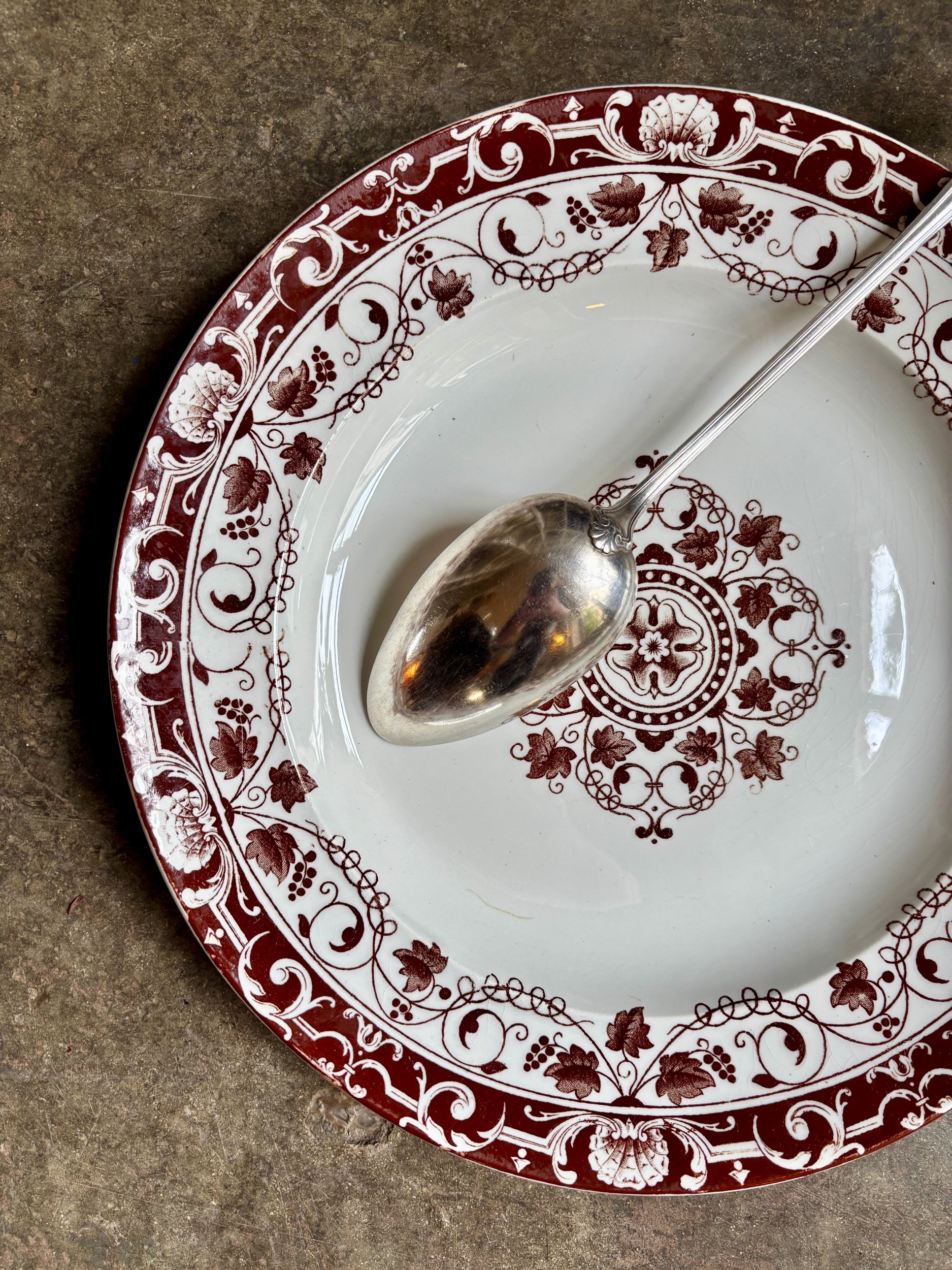 grand-plat-rond-jules-vieillard-bordeaux-terre-fer-marron-vaisselle-vintage-axs-design-paris-france