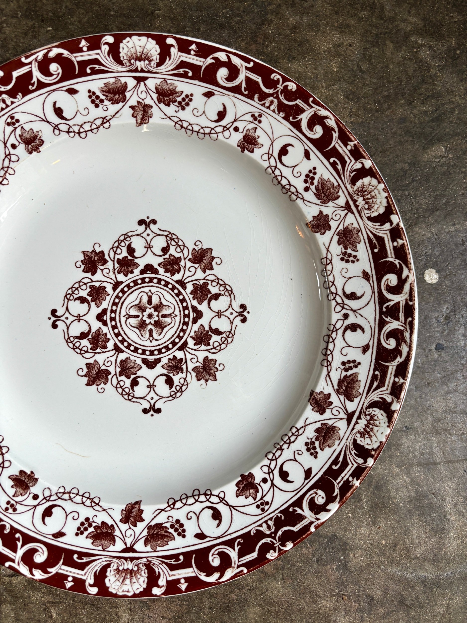 grand-plat-rond-jules-vieillard-bordeaux-terre-fer-marron-vaisselle-vintage-axs-design-paris-france