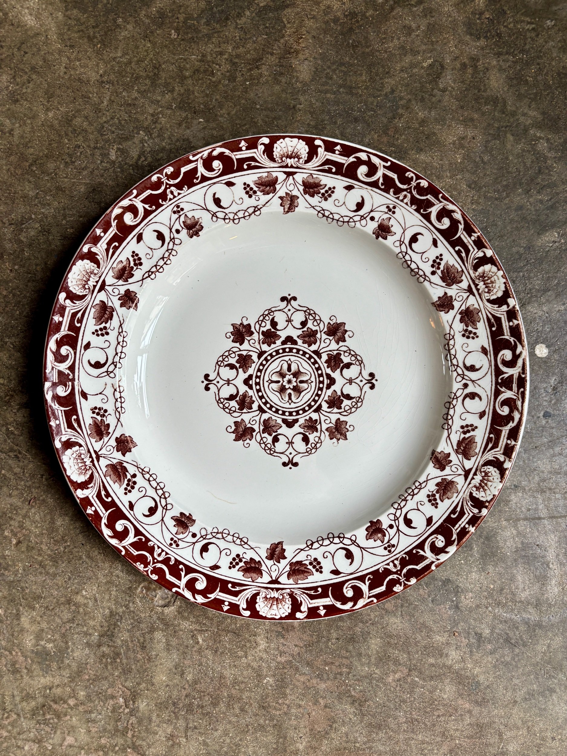 grand-plat-rond-jules-vieillard-bordeaux-terre-fer-marron-vaisselle-vintage-axs-design-paris-france