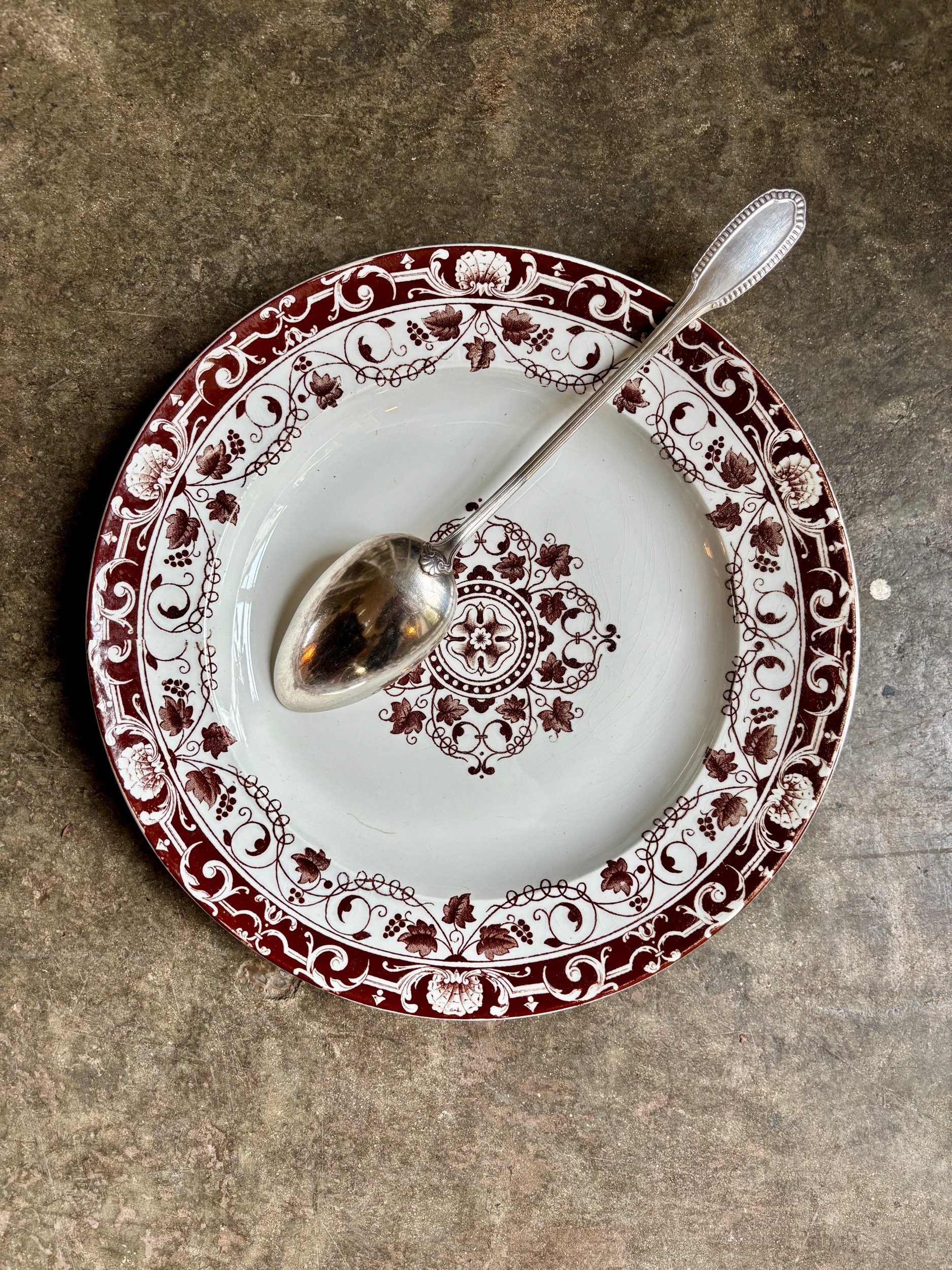 grand-plat-rond-jules-vieillard-bordeaux-terre-fer-marron-vaisselle-vintage-axs-design-paris-france