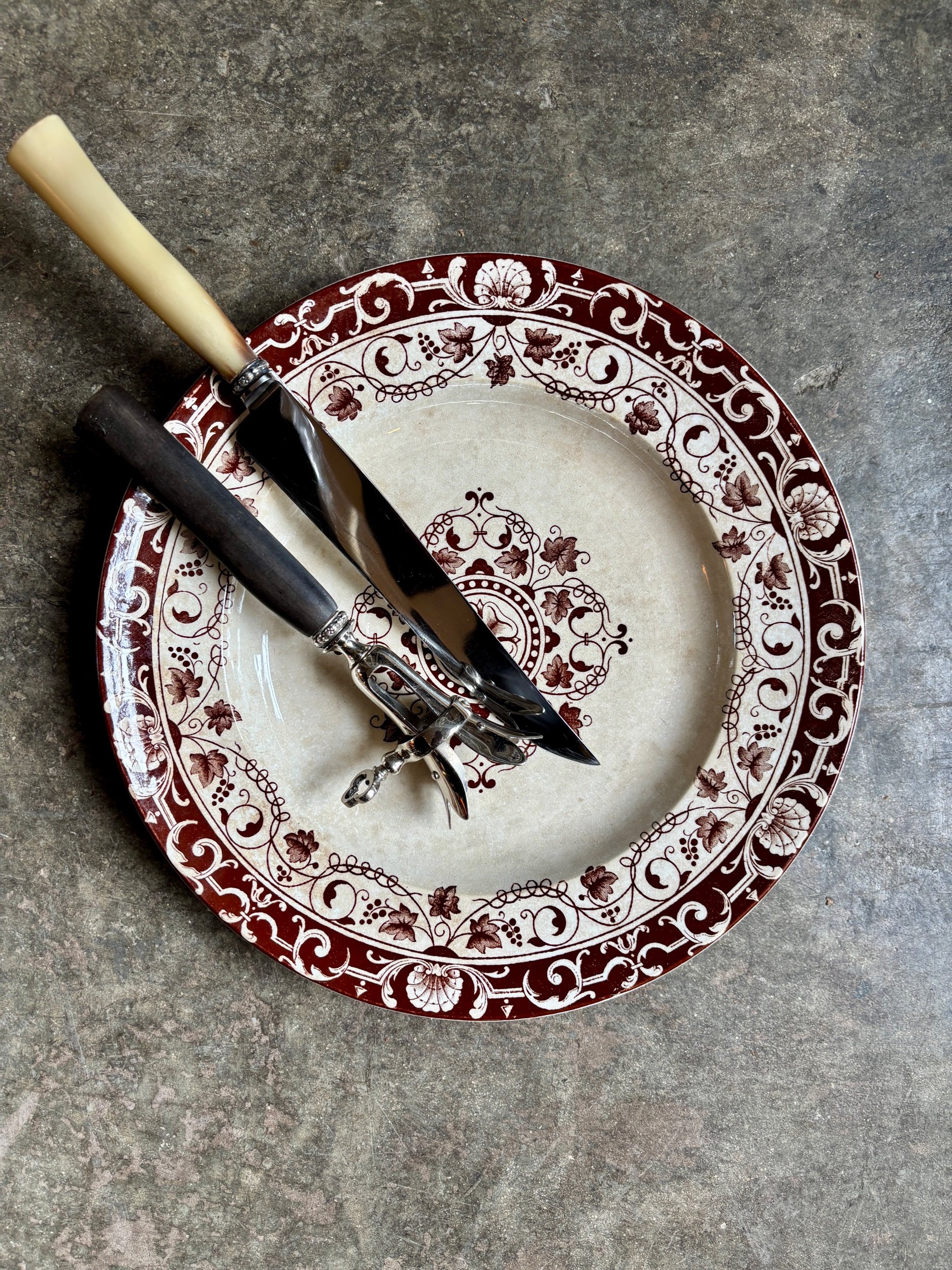 petit-plat-rond-jules-vieillard-bordeaux-terre-fer-marron-vaisselle-vintage-axs-design-paris-france