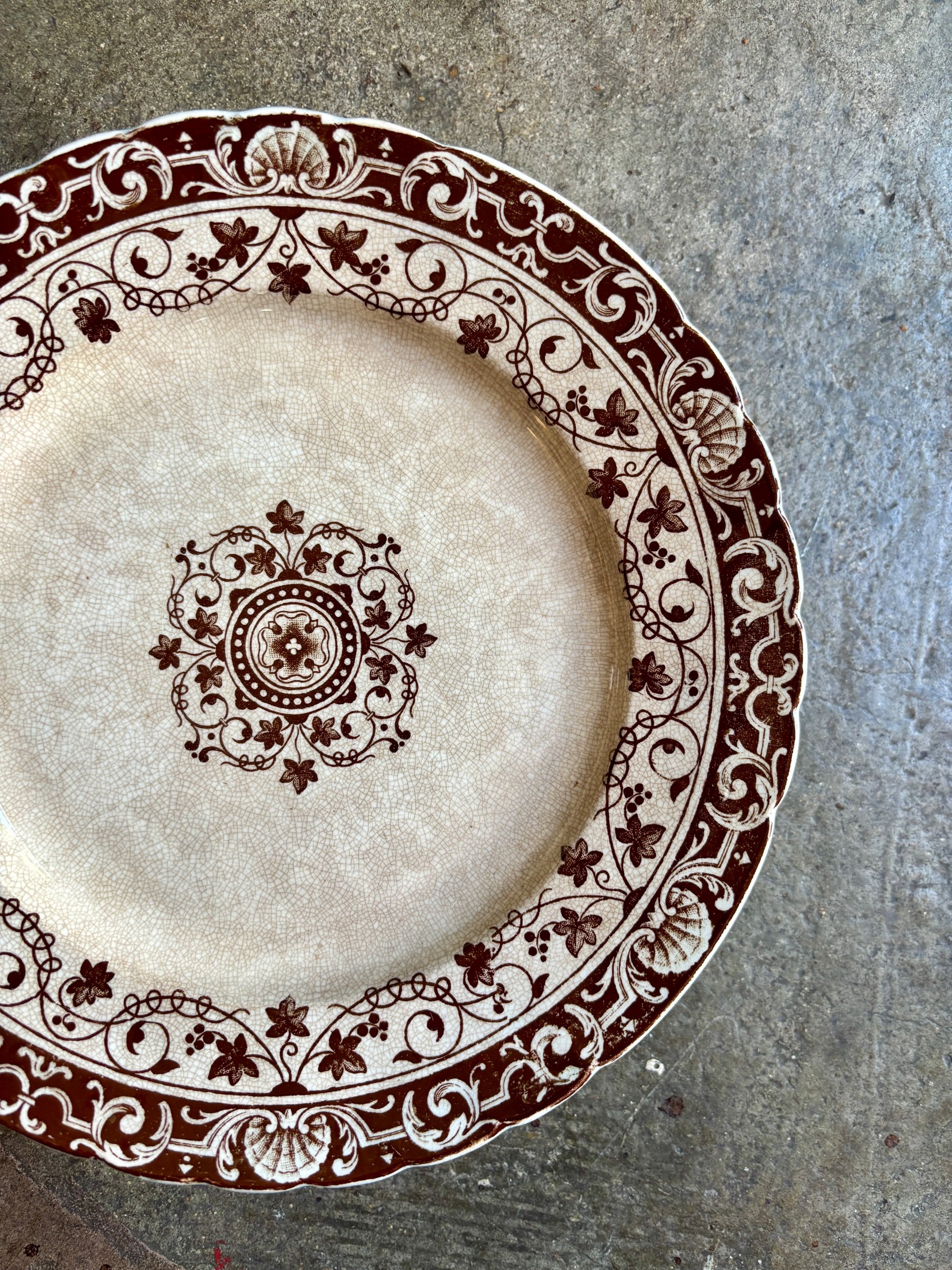 assiette-gateau-2-jules-vieillard-bordeaux-terre-fer-marron-vaisselle-vintage-axs-design-paris-france