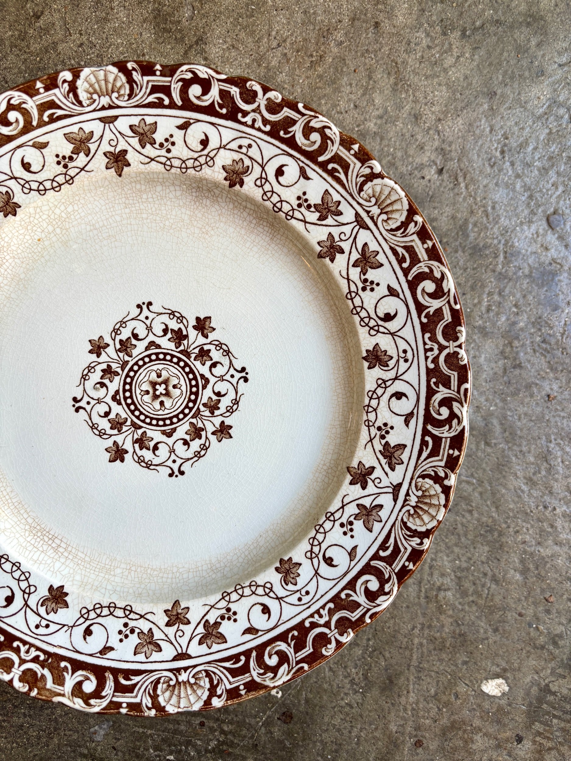 assiette-gateau-1-jules-vieillard-bordeaux-terre-fer-marron-vaisselle-vintage-axs-design-paris-france