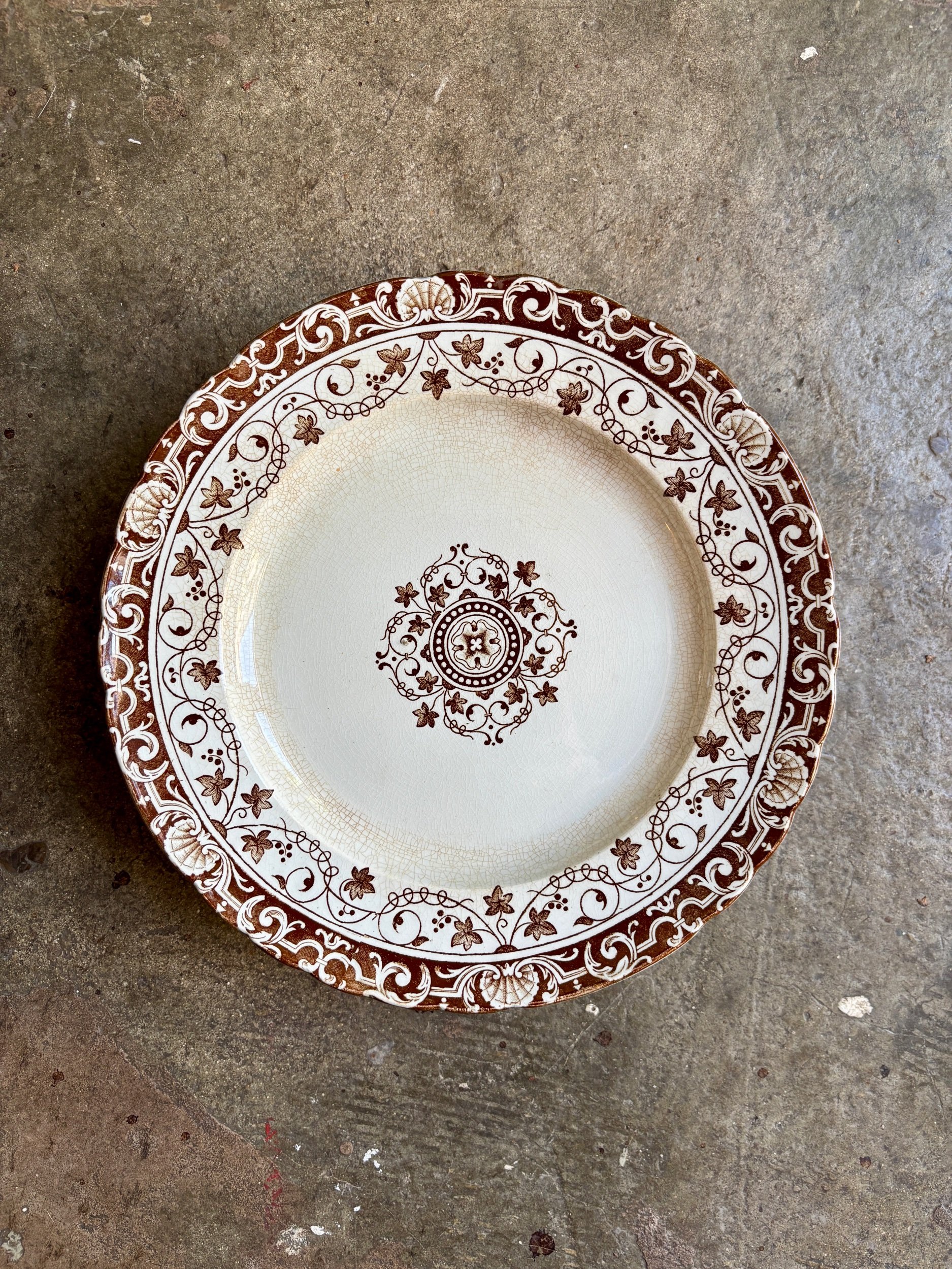 assiette-gateau-1-jules-vieillard-bordeaux-terre-fer-marron-vaisselle-vintage-axs-design-paris-france
